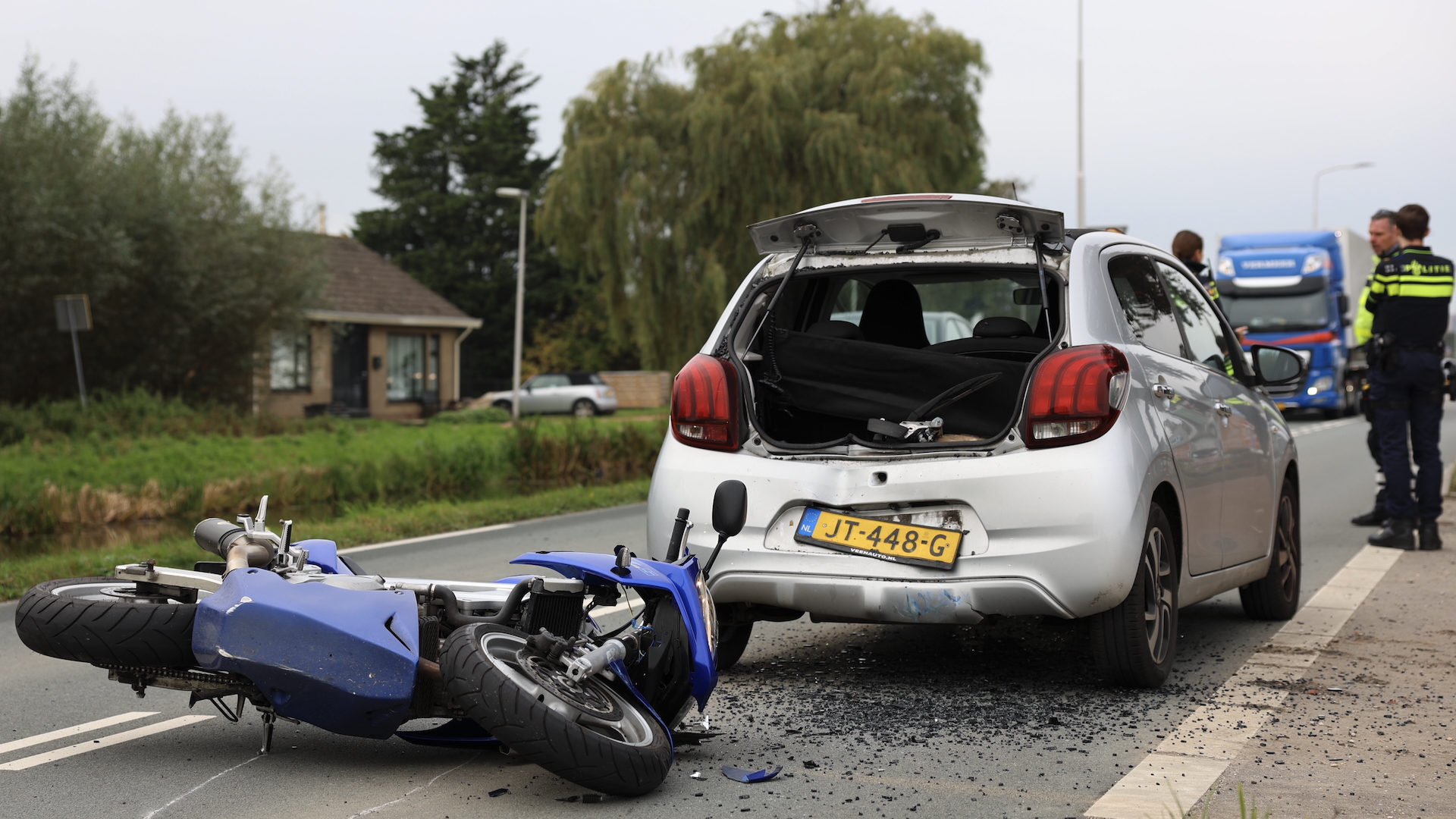 Motorrijder knalt op auto aan Delftsestraatweg