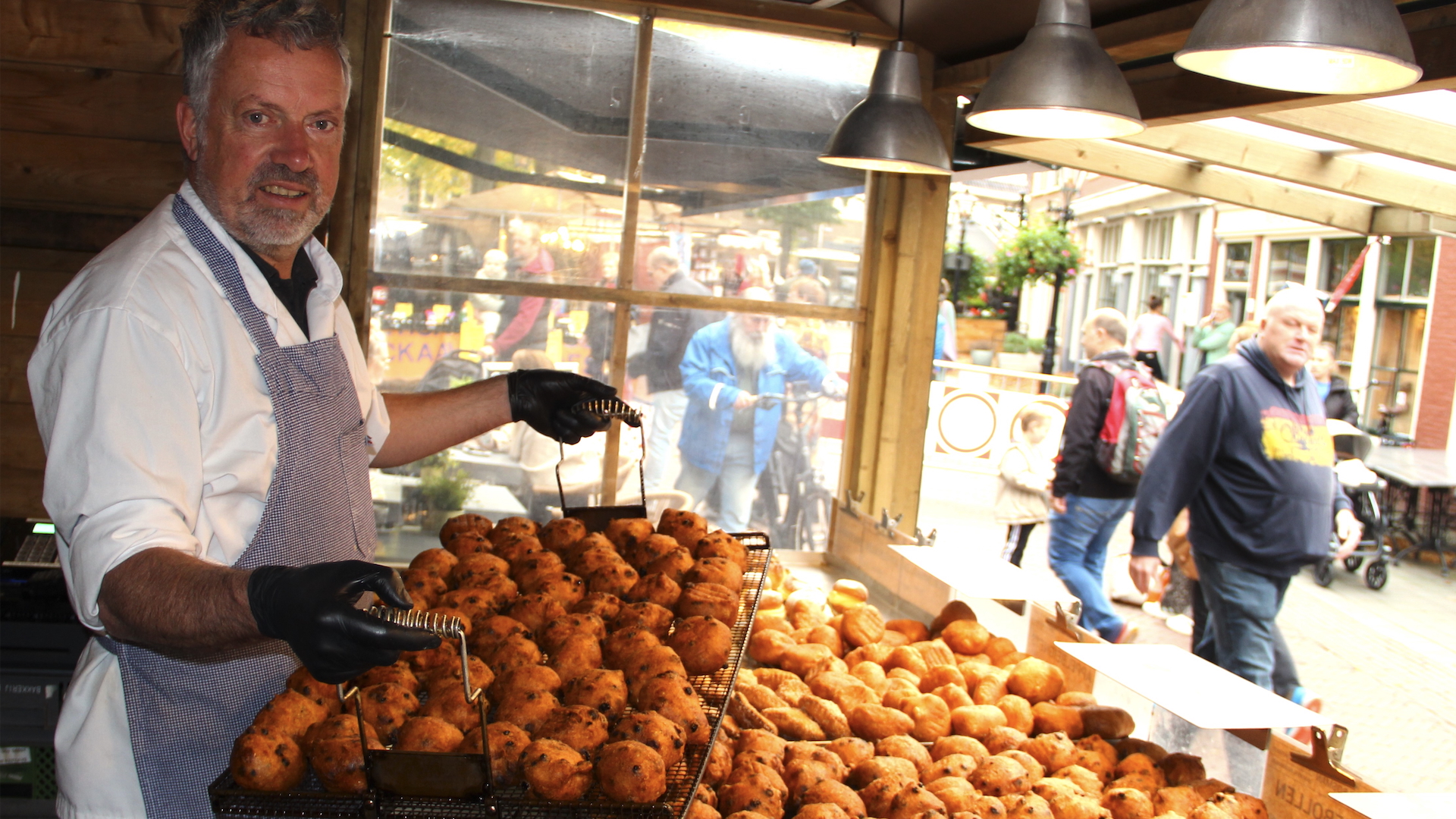 [VIDEO] Pim bakt al 35 jaar oliebollen bij Bakkerij Bosman: een echte decembertraditie