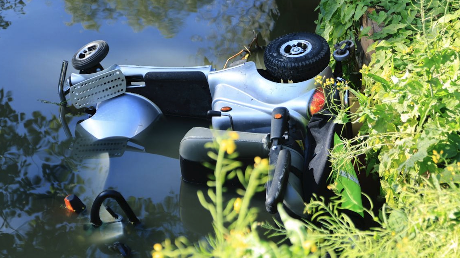 Man rijdt met Scootmobiel in water aan Rijswijkse Goedendorplaan