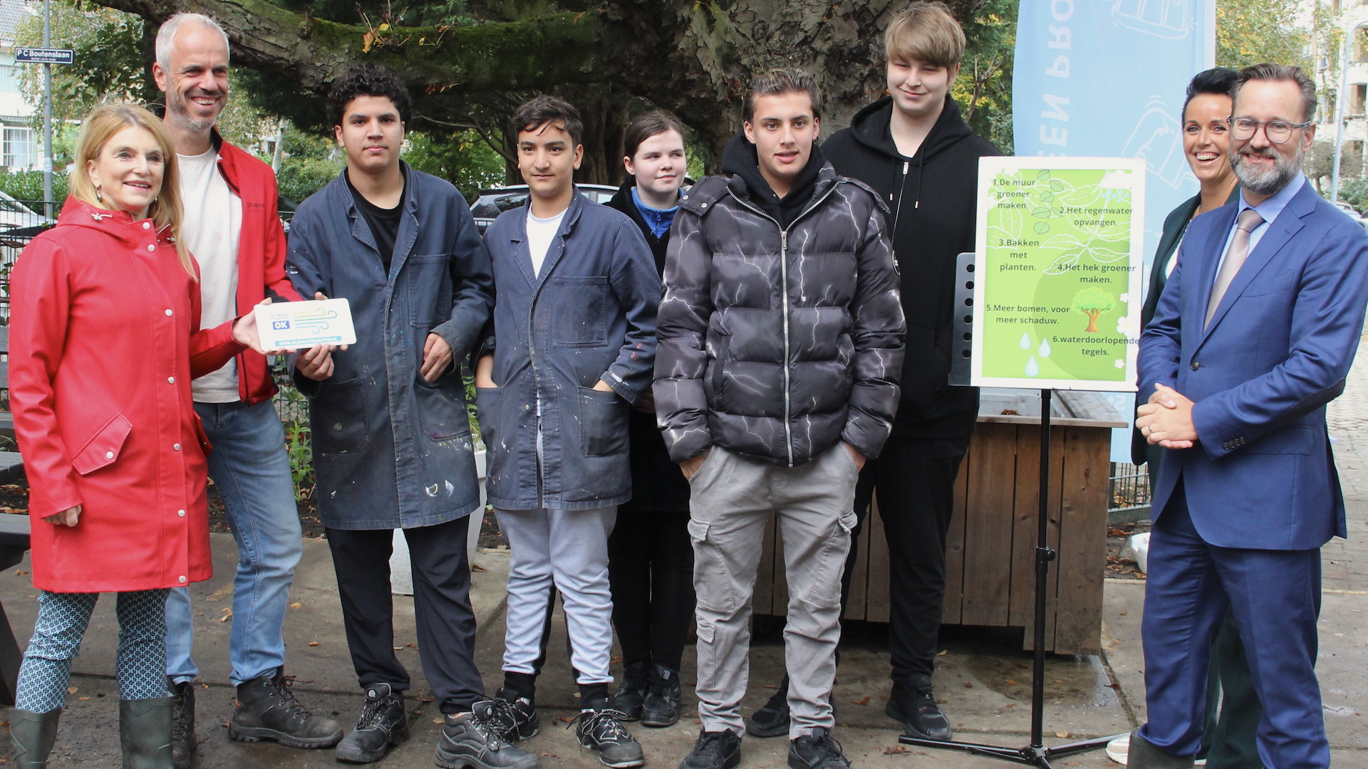 [VIDEO] Stanislascollege vervangt tegels van schoolplein voor groen