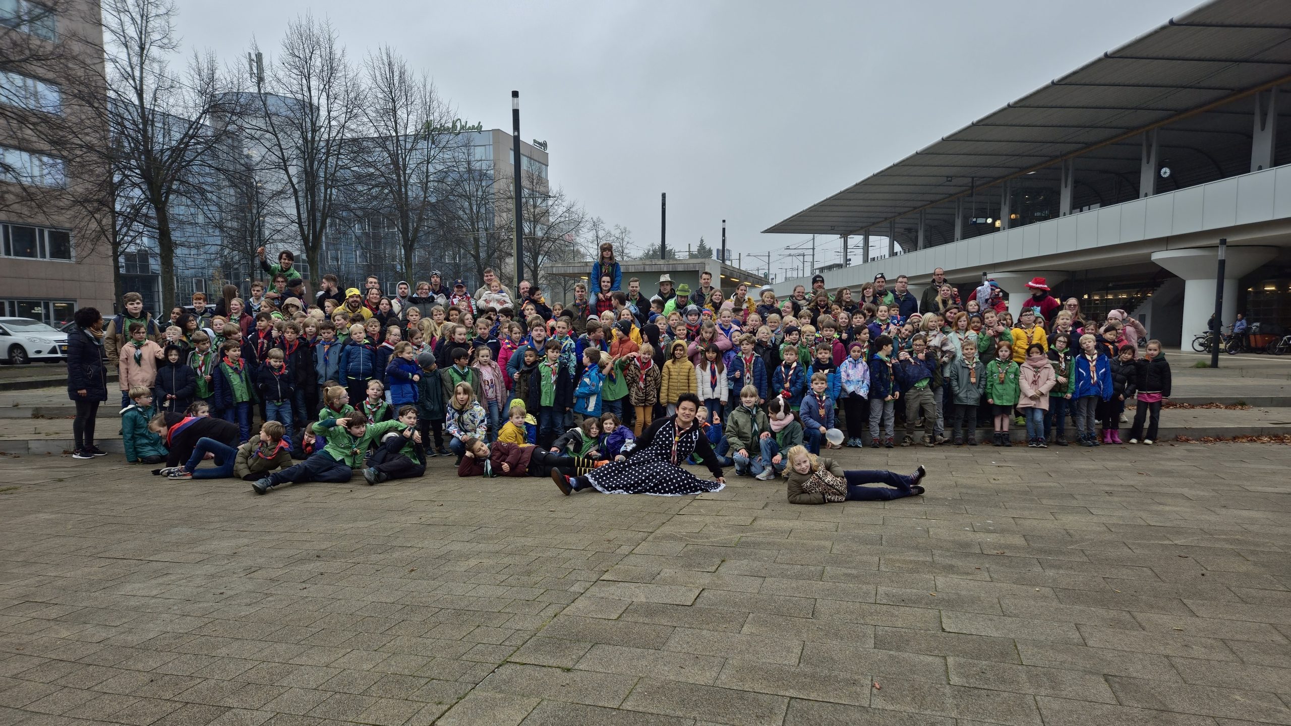 Jungledag in Voorburg: Scouts helpen modeontwerpster