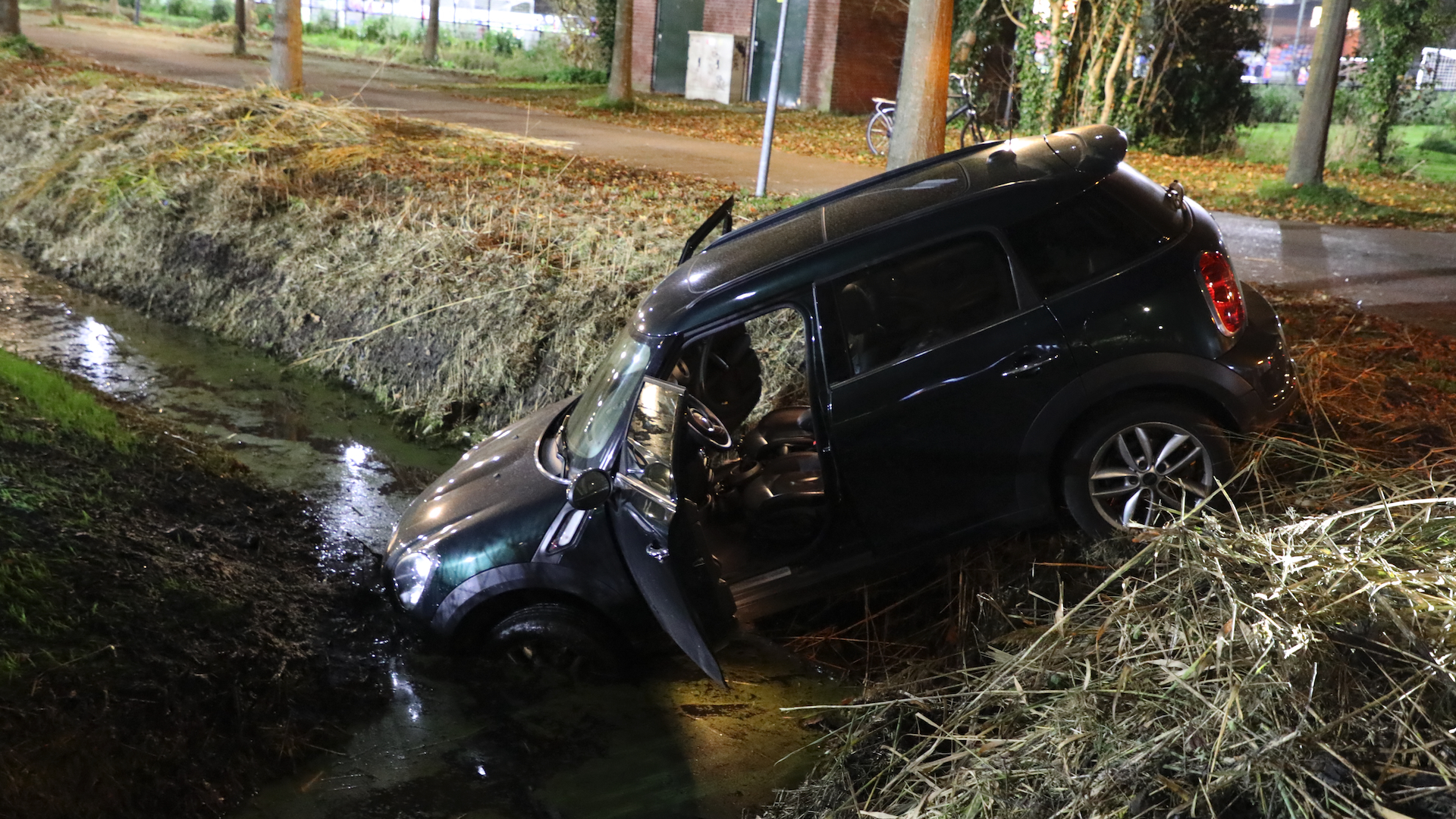 Auto neemt frisse duik in water Julialaantje