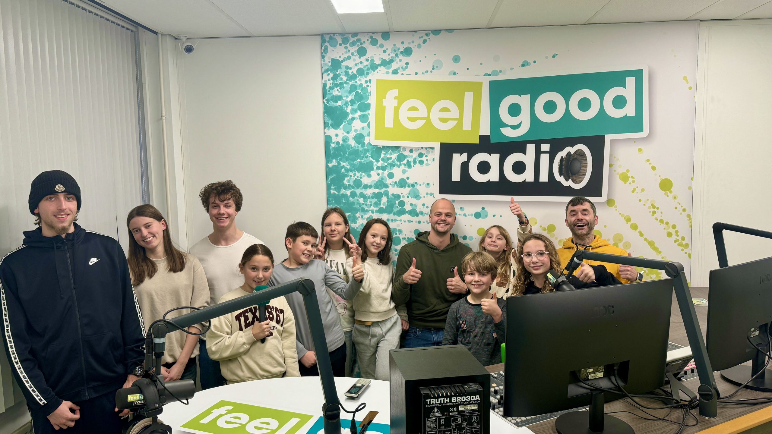 Basisschoolkids bezoeken Feel Good Radio voor Banentour