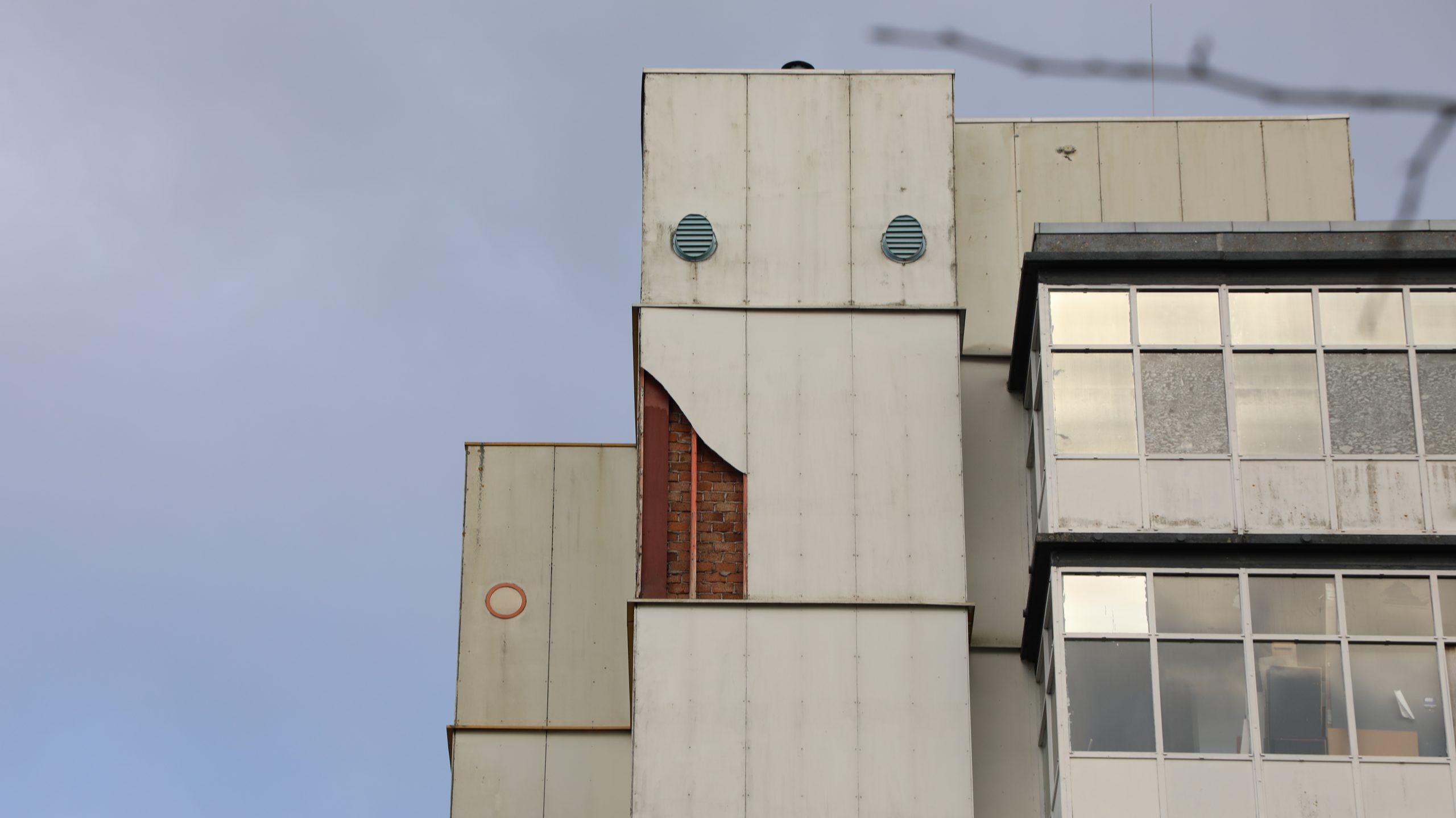 Polakweg afgezet door losgekomen gevelpanelen