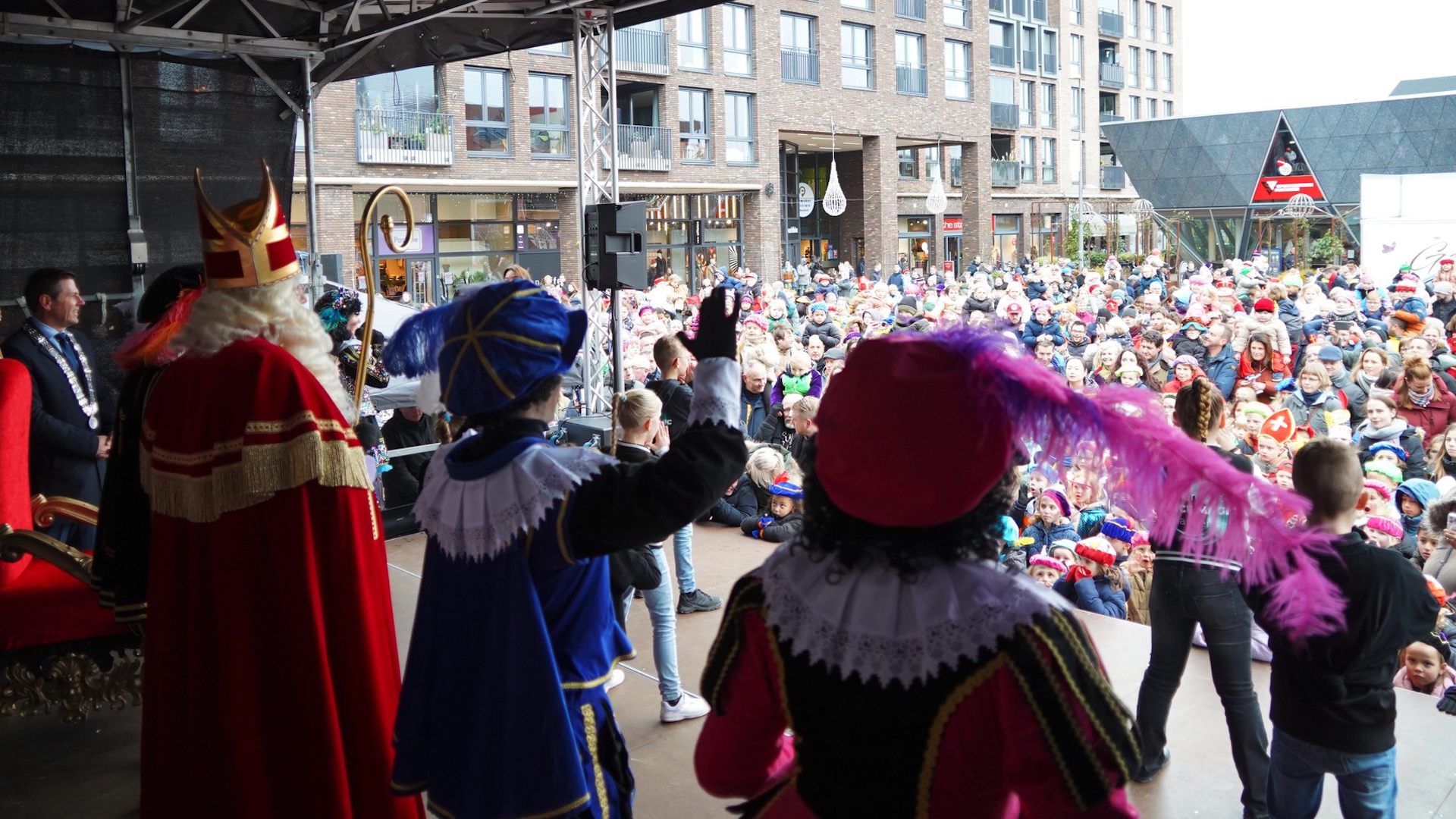 [FOTO] Pijnacker Centrum vol met kinderen en ouders voor intocht Sinterklaas