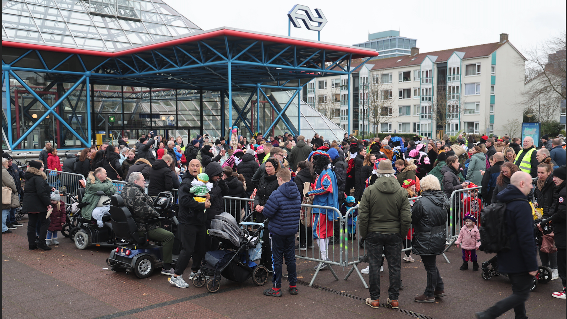 [FOTO & VIDEO] Manifestatie voor behoud traditioneel Sinterklaasfeest op Piramideplein