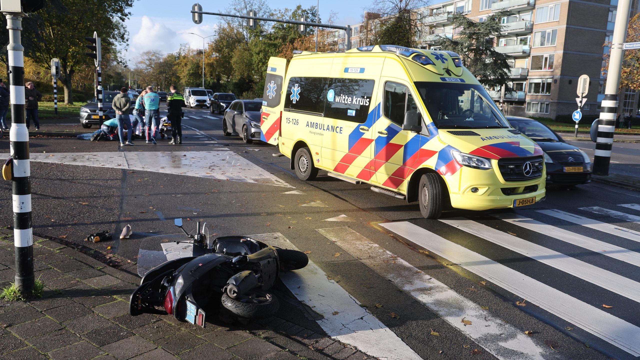 Scooter schuift meters door na ongeval met letsel op de Prins Hendriklaan