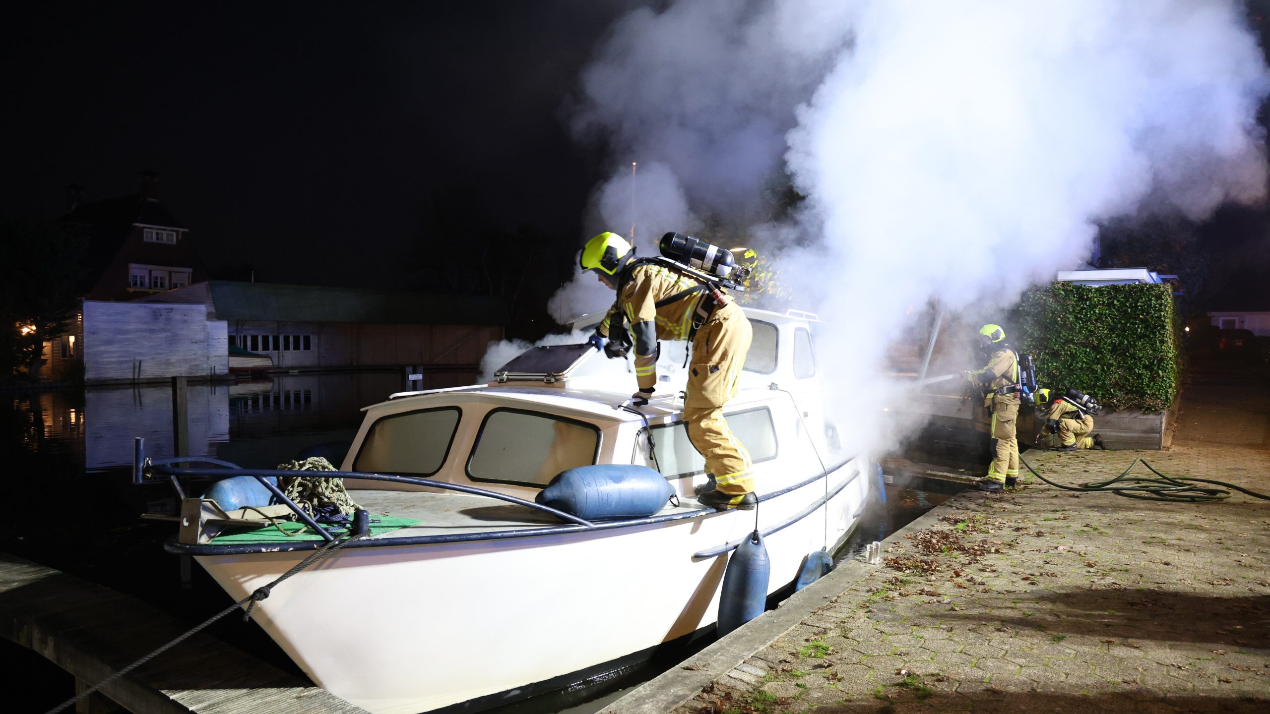 brand op plezierboot in Leidschendam