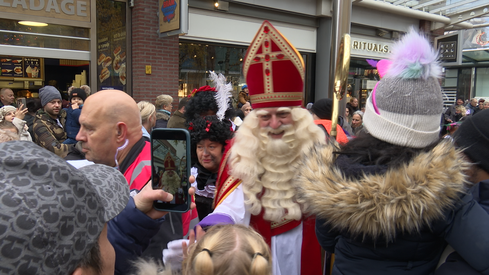 [FOTO & VIDEO] Honderden kinderen in Bogaard voor ontvangst Sinterklaas