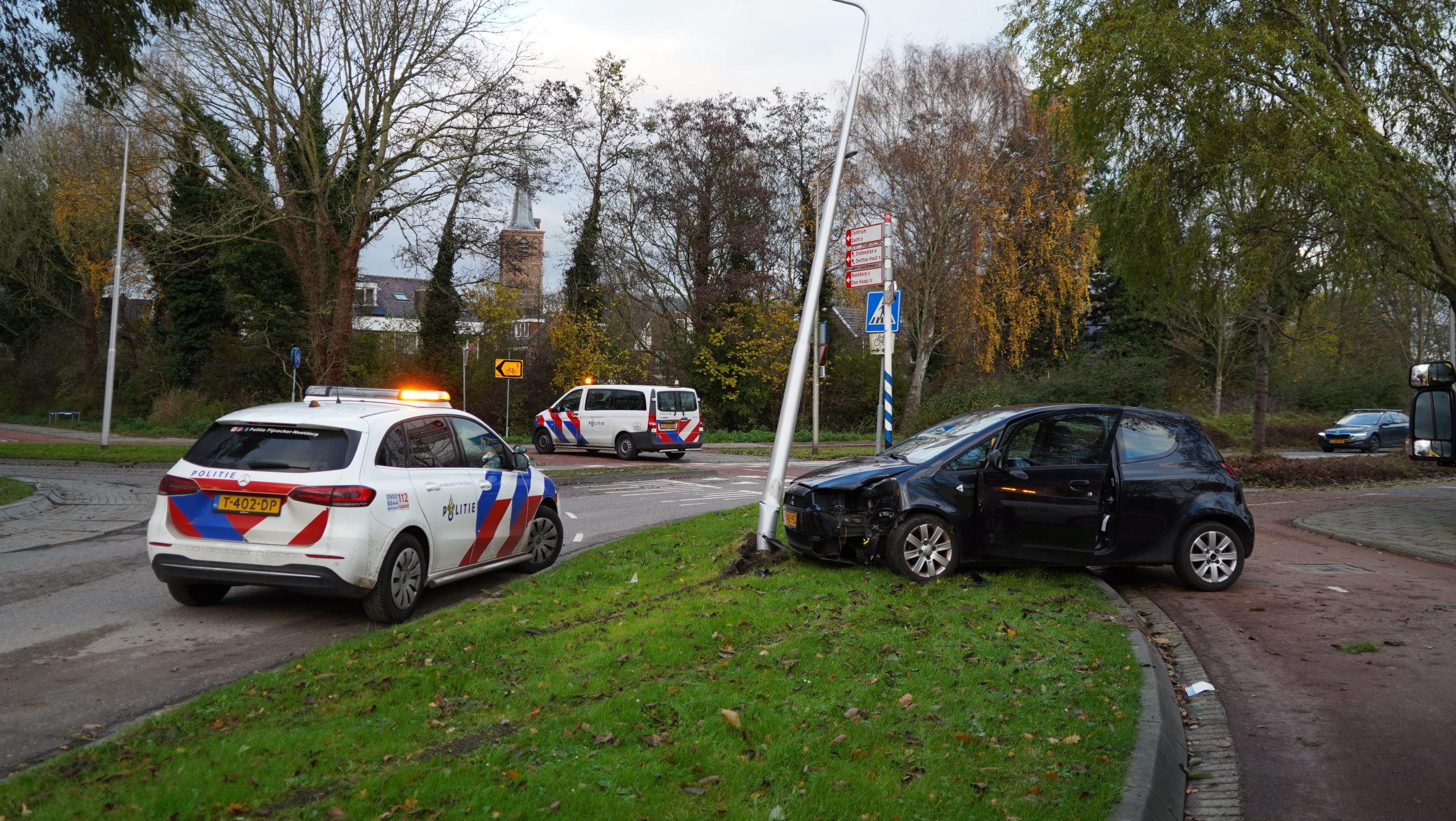 Auto tegen lantaarnpaal bij rotonde Europalaan