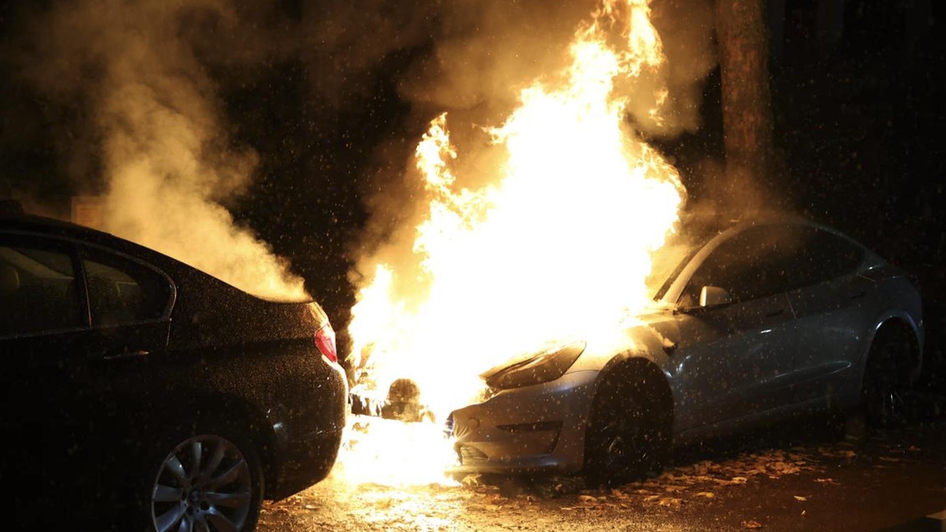 Auto in brand op Verrijn Stuartlaan zorgt voor grote vlammenzee