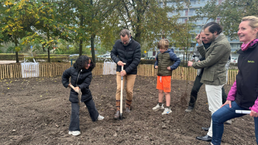 Leerlingen planten 599 bomen in Het Burenbos in Rijswijk