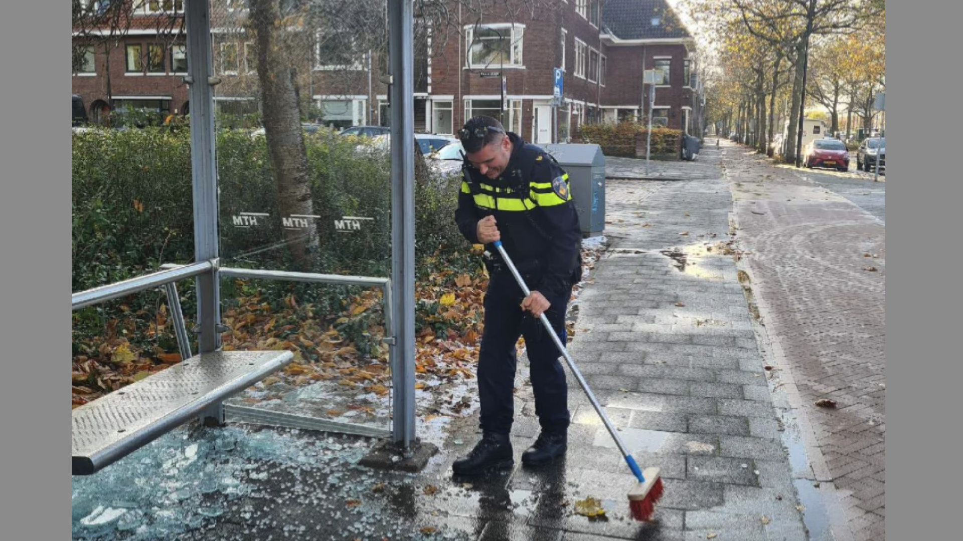 Wijkagent redt reizigers van glasscherven bij kapot bushokje