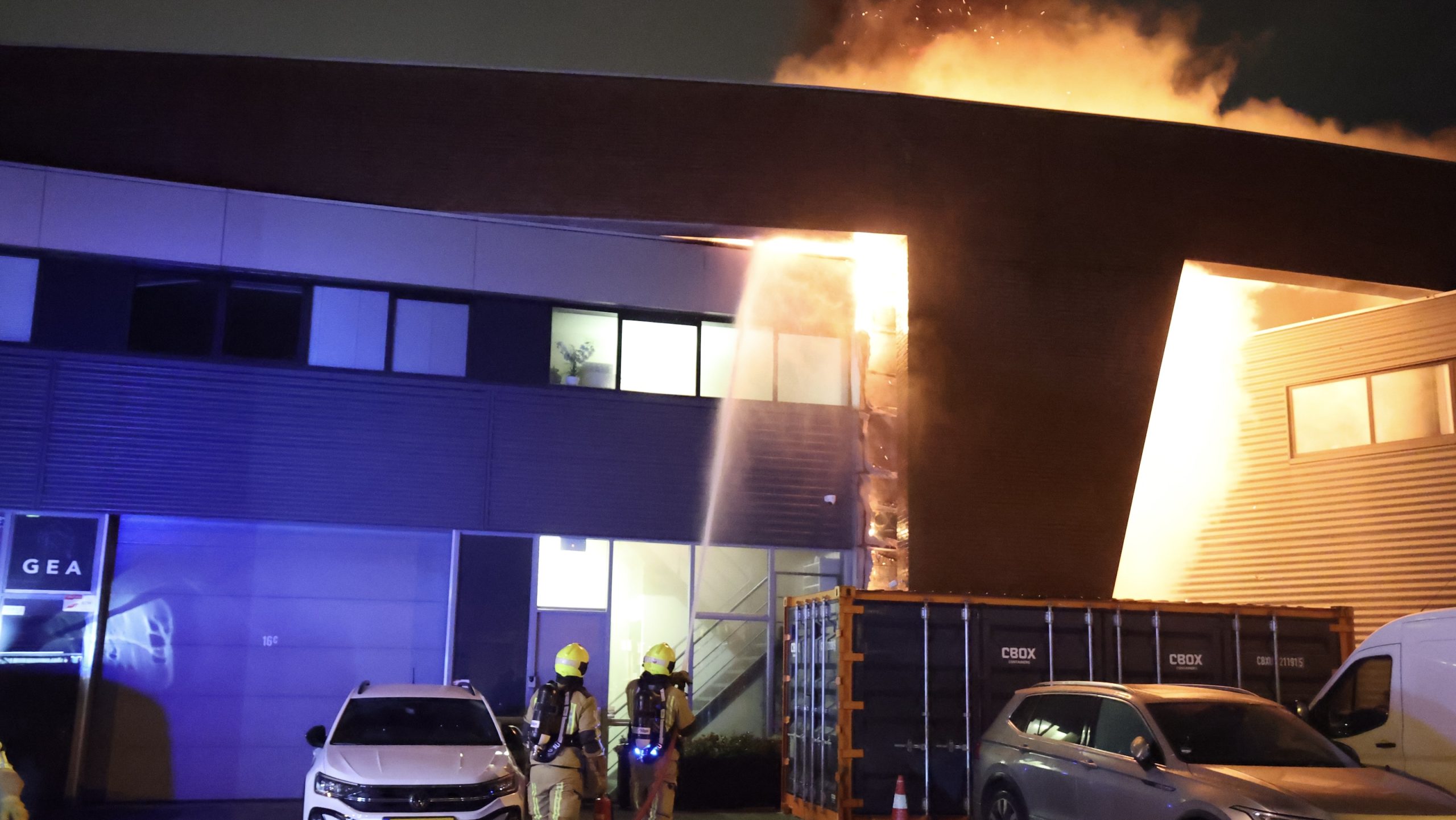 Verwoestende schade aan bedrijfspand Ambachtshof na grote brand