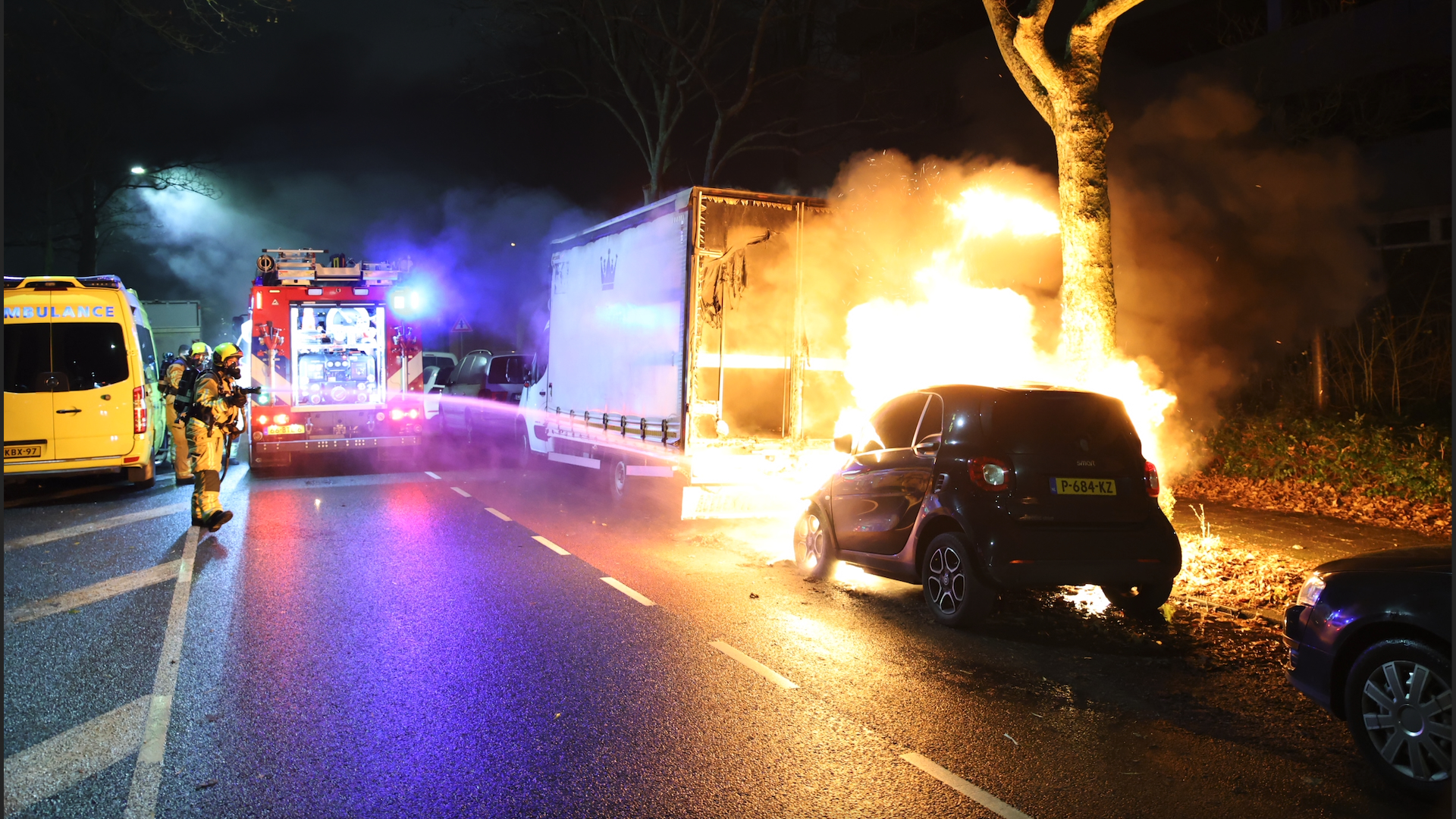 Onrustige nacht: Auto uitgebrand, brand in winkel en vier auto’s beschadigd na ongeluk