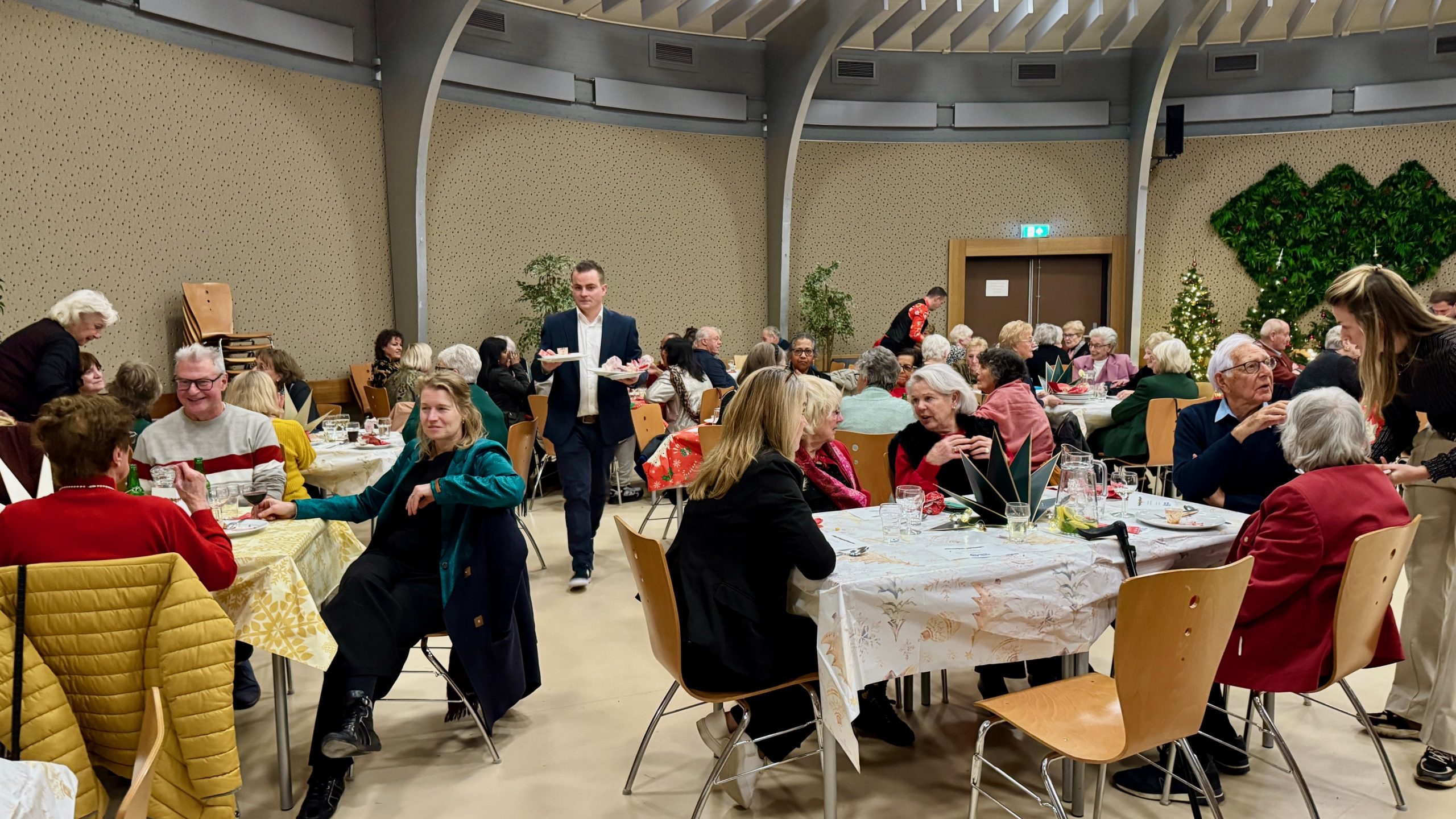 [FOTO & VIDEO] Recordaantal gasten bij speciale Kersteditie van Wereldkeuken