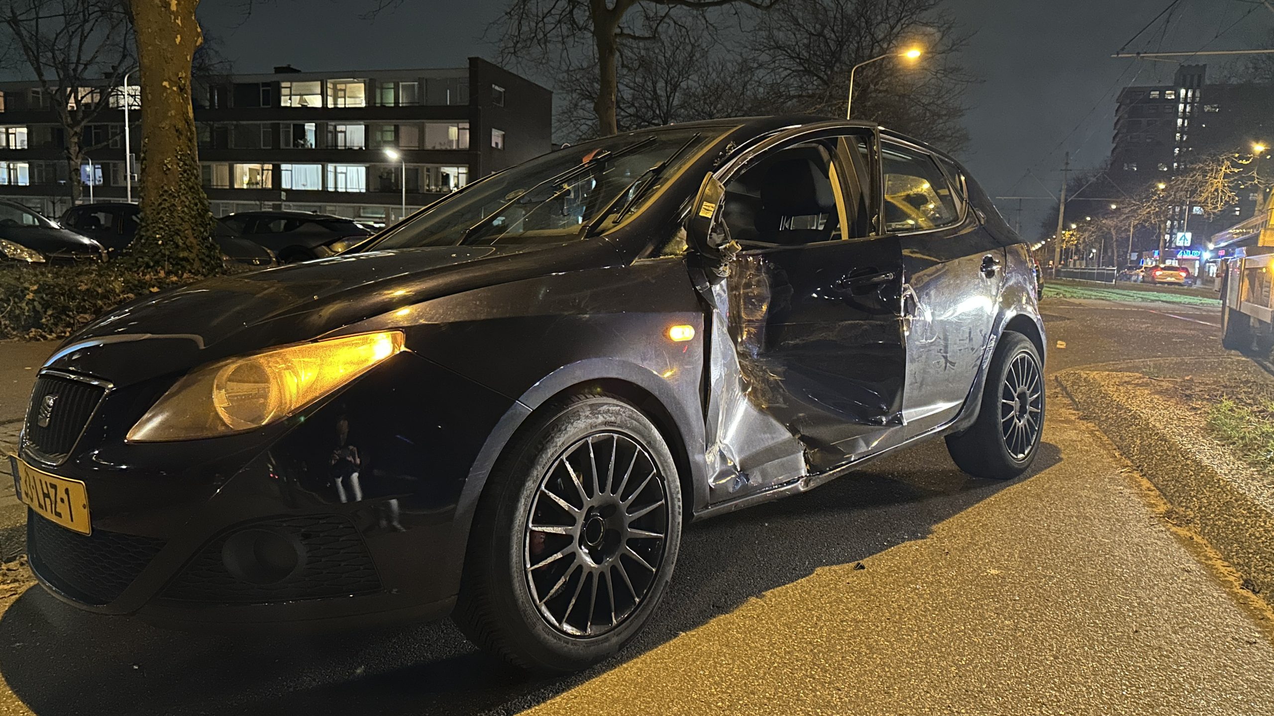 Auto en tram botsen op Monseigneur van Steelaan in Voorburg