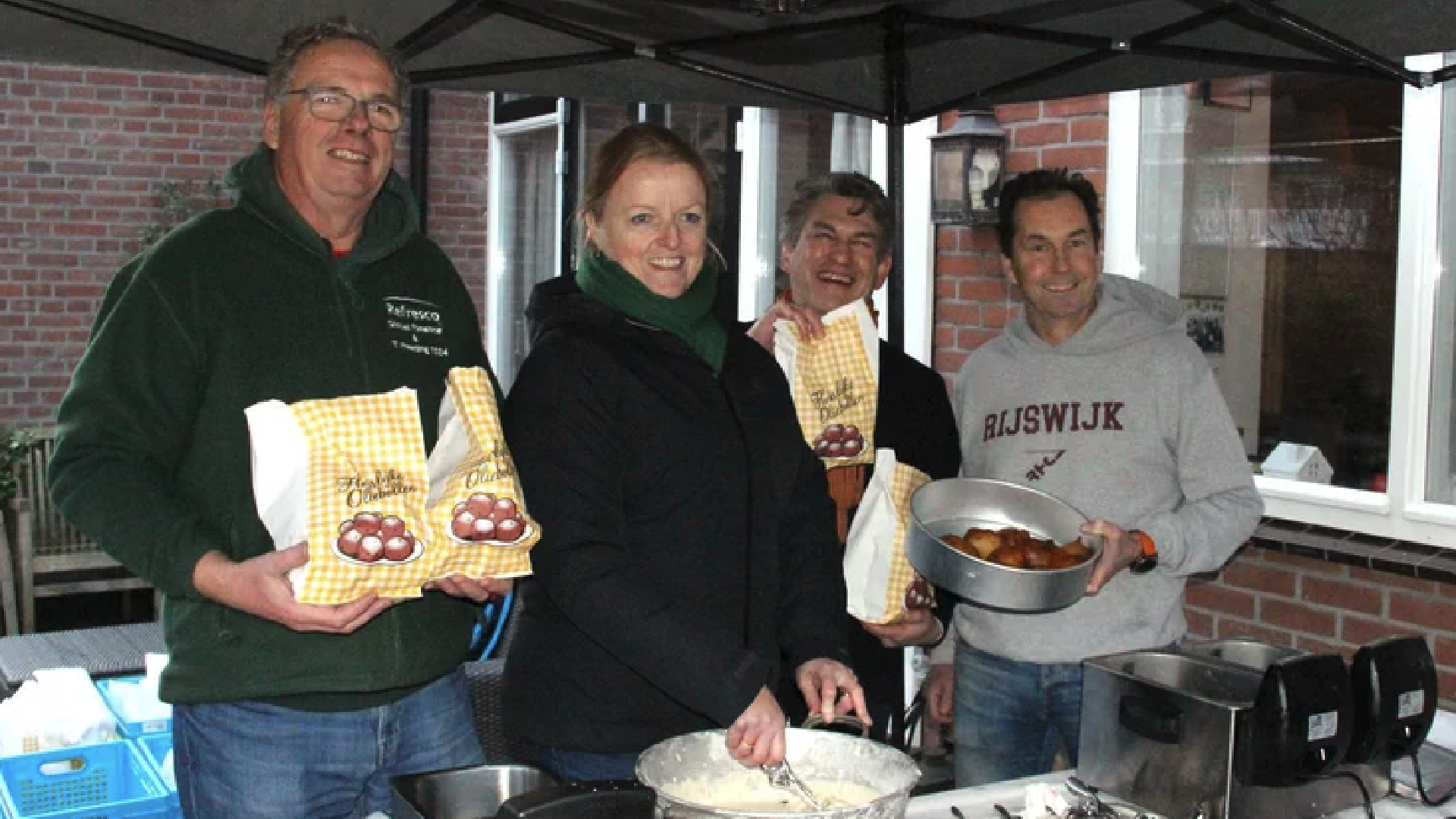 [VIDEO] Lions clubt bakt oliebollen voor Voedselbank