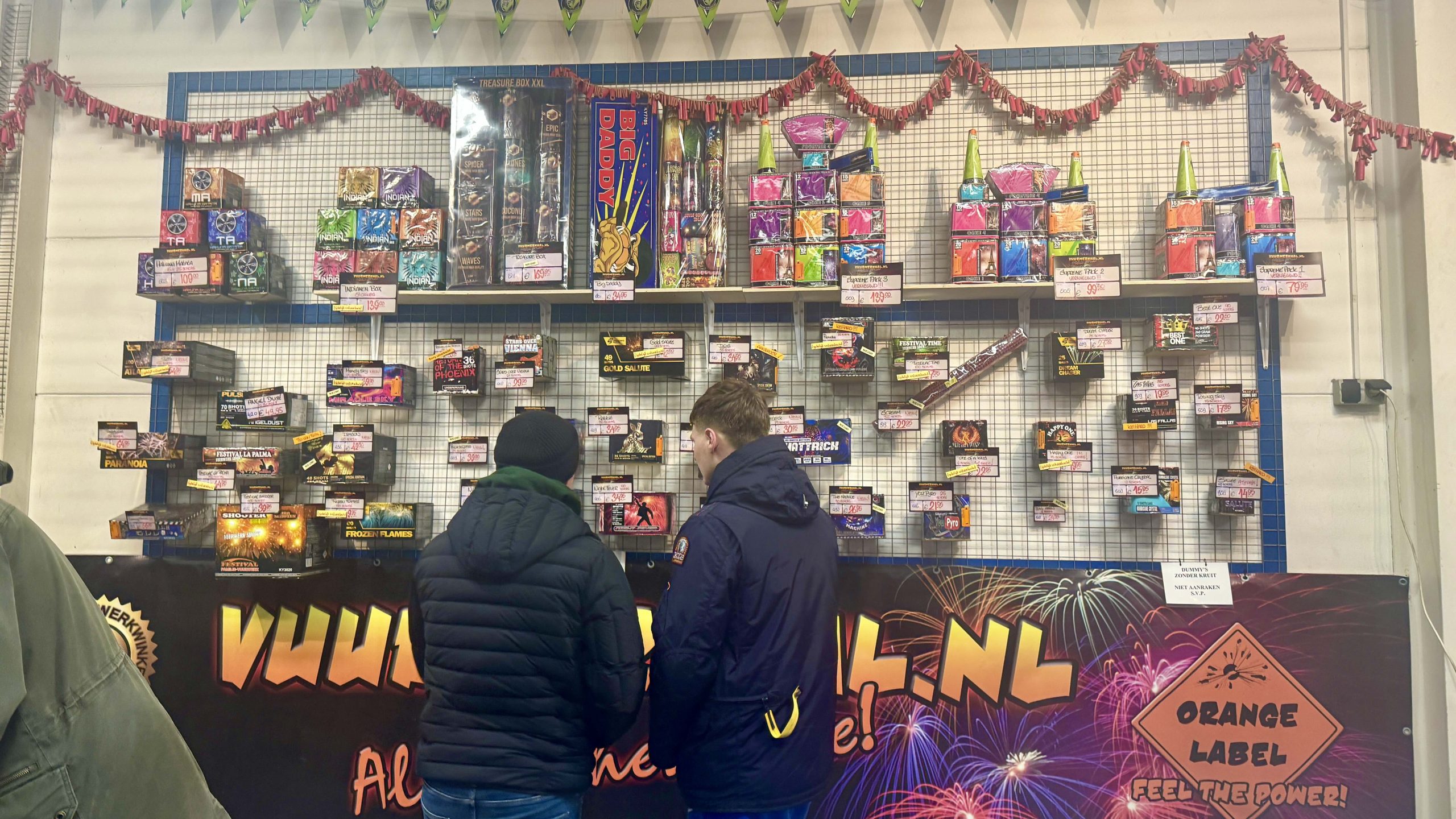 [VIDEO] Mensen staan in de rij voor start verkoop vuurwerk