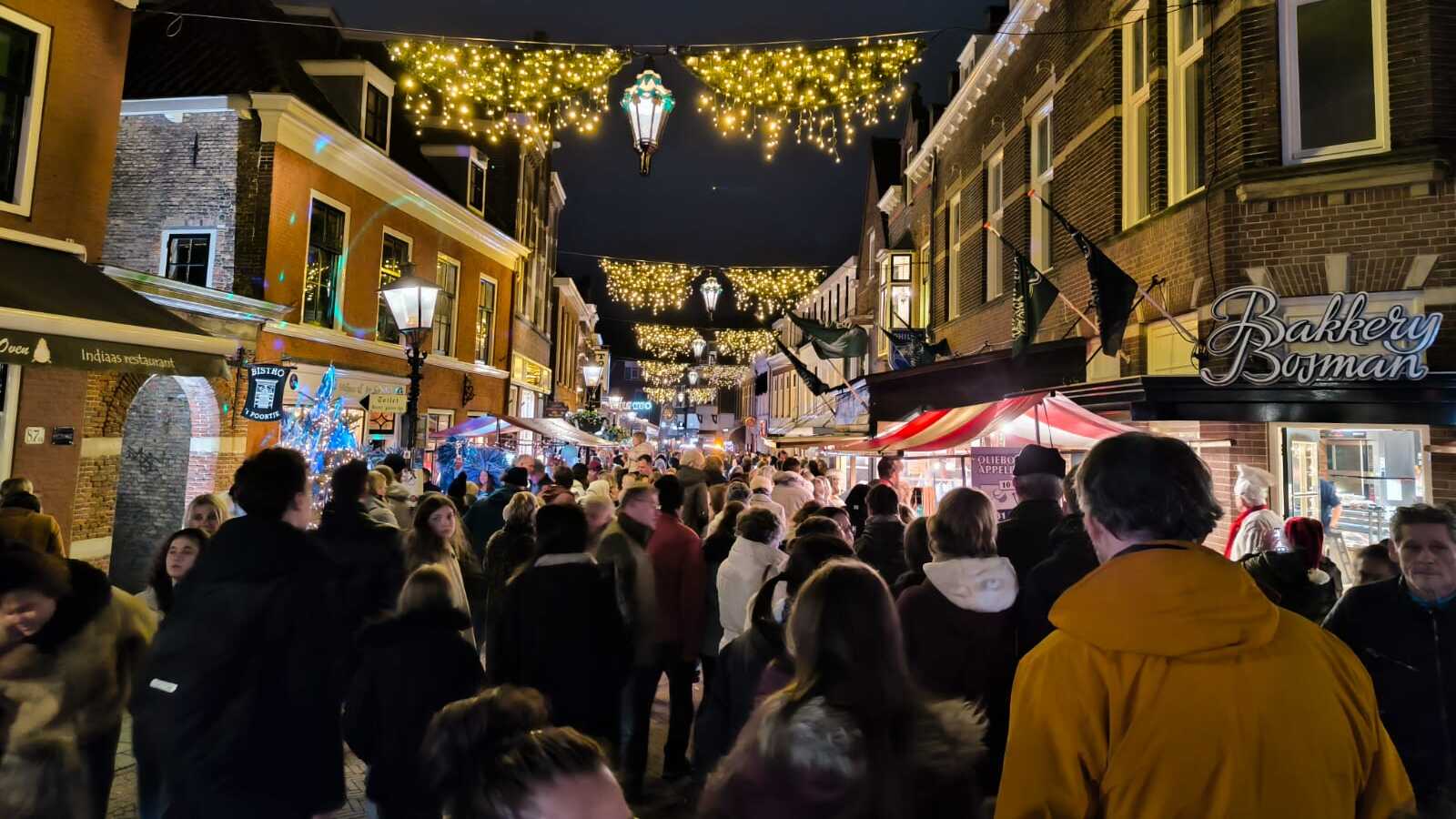 Bruisend Dickens Feest in Oud Rijswijk met schaatsbaan en kerstparade