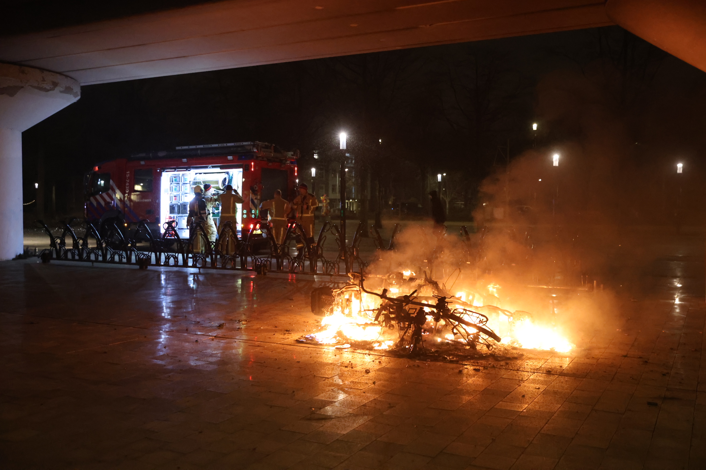 Herhaalde brandstichting bij Station Voorburg: Scooters en fiets in vlammen op