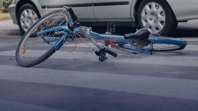 Politie Pijnacker-Nootdorp doet oproep om gevaarlijk vastpakken tijdens het fietsen te stoppen