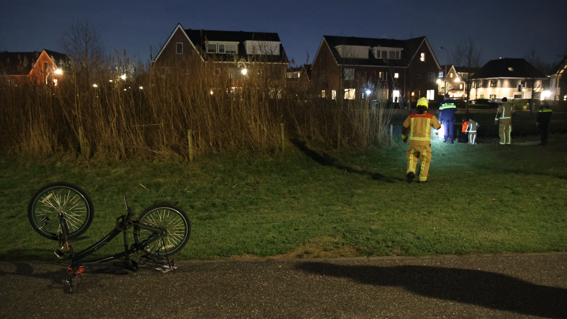 Brandweer rukt uit voor kinderfiets langs sloot bij Zilverreigerdreef in Pijnacker