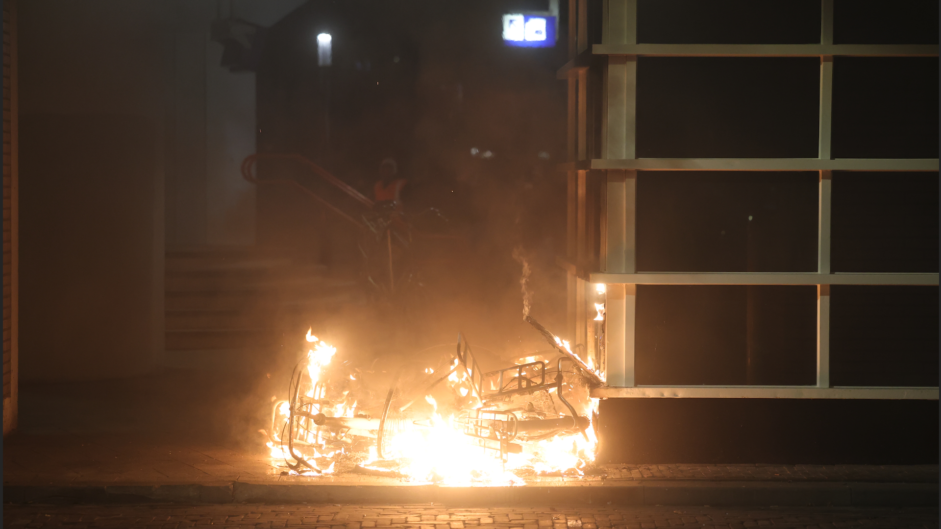 Stationsgebouw Voorburg gered van brand na brandstichting fietsen