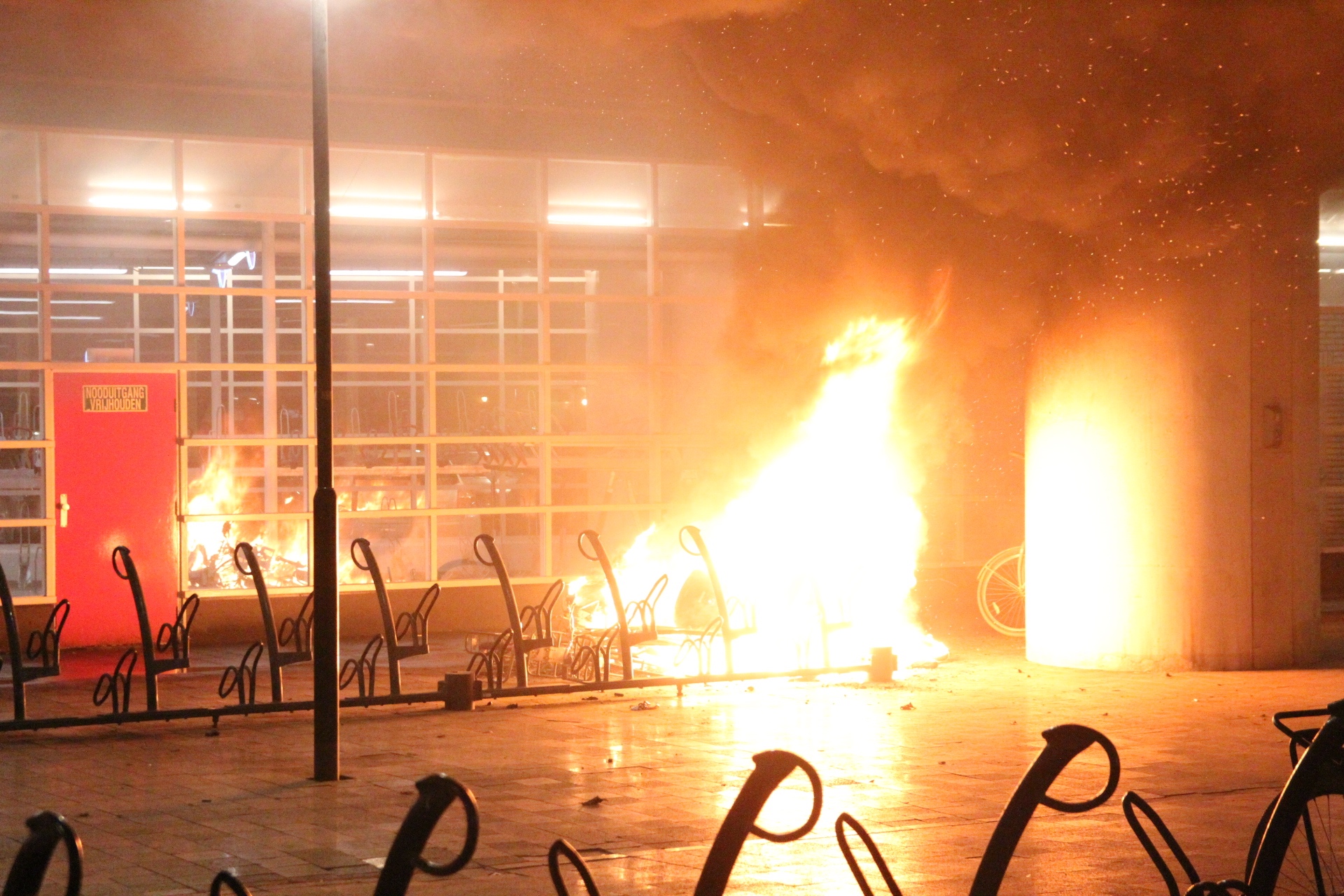 Brandweer blust scooterbrand onder viaduct station Voorburg