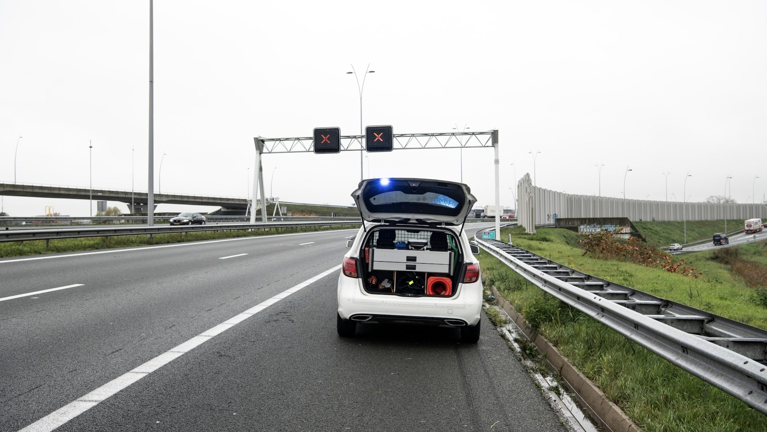 100 bestuurders krijgen boete voor negeren rood kruis bij Rijswijk op A4