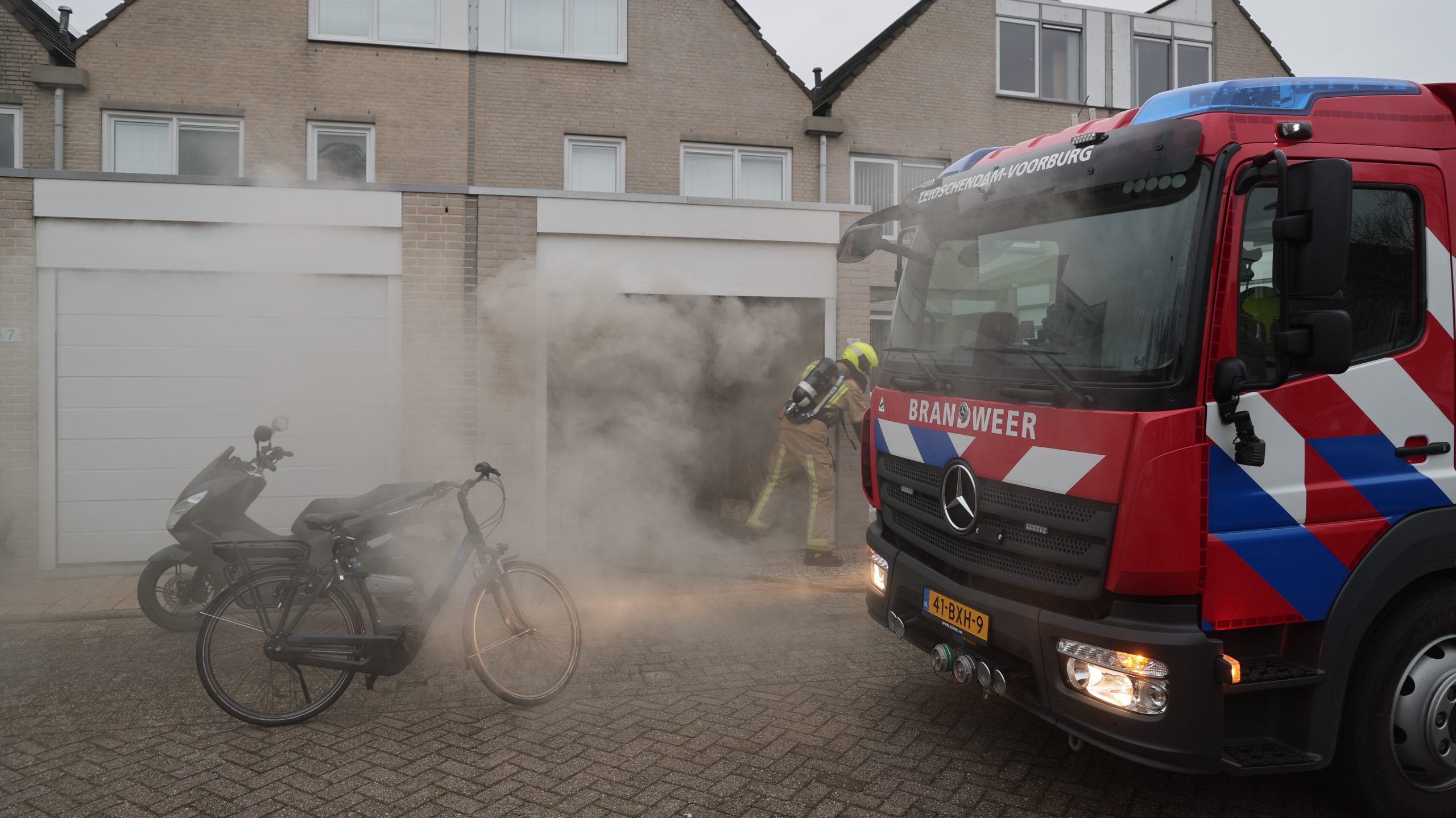 Bewoonster onderzocht na garagebrand Dokter Perquinstraat