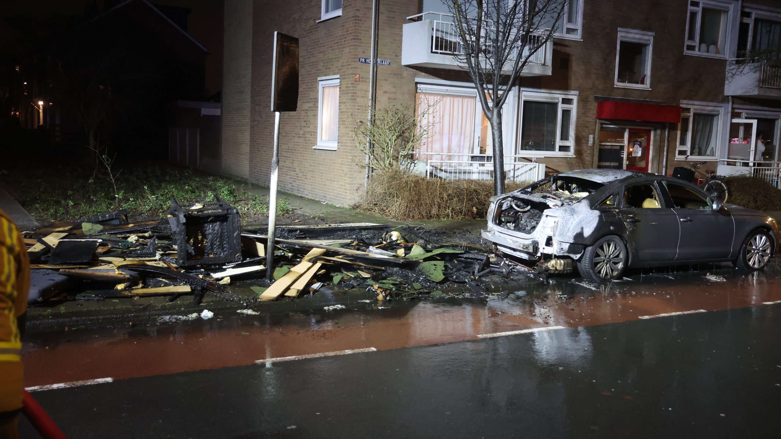 Brand door afval vernielt auto Prins Hendriklaan