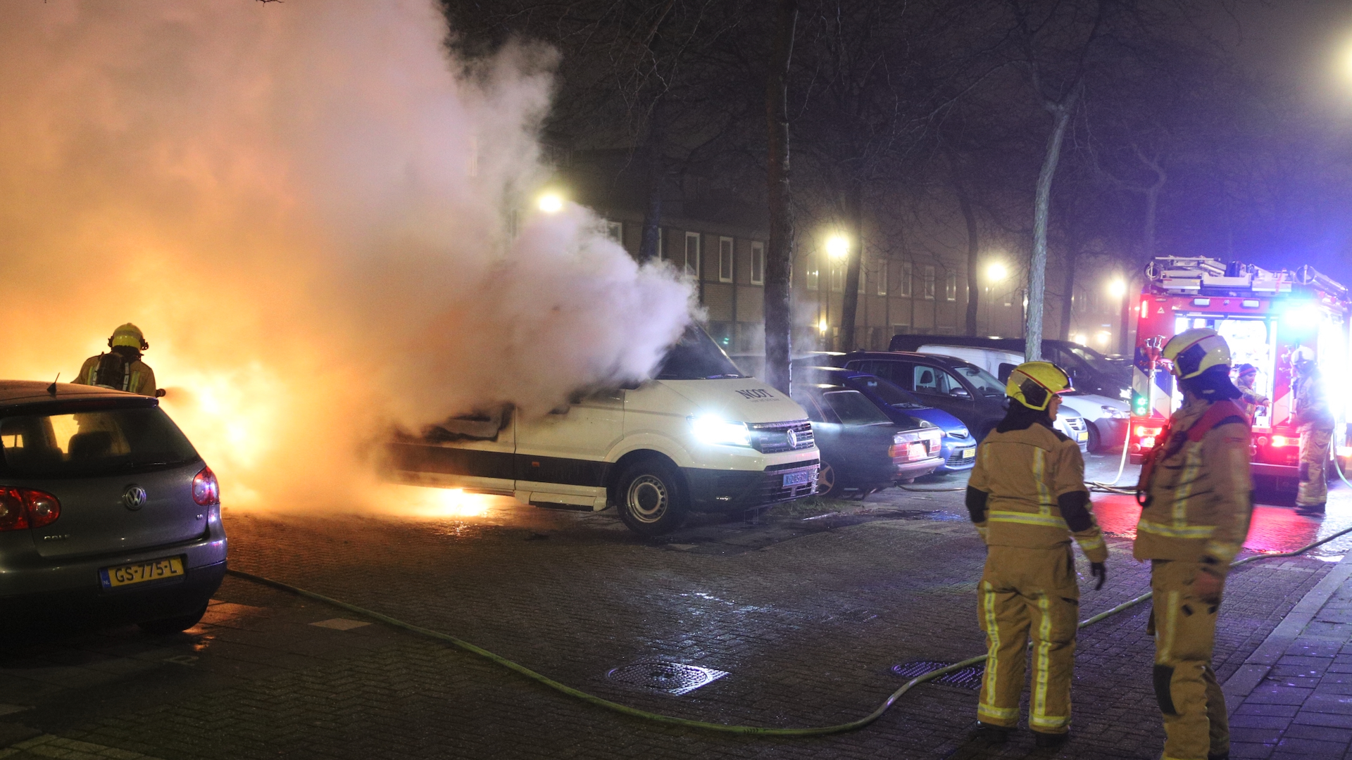 Twee voertuigen in brand aan de Strijplaan in Rijswijk