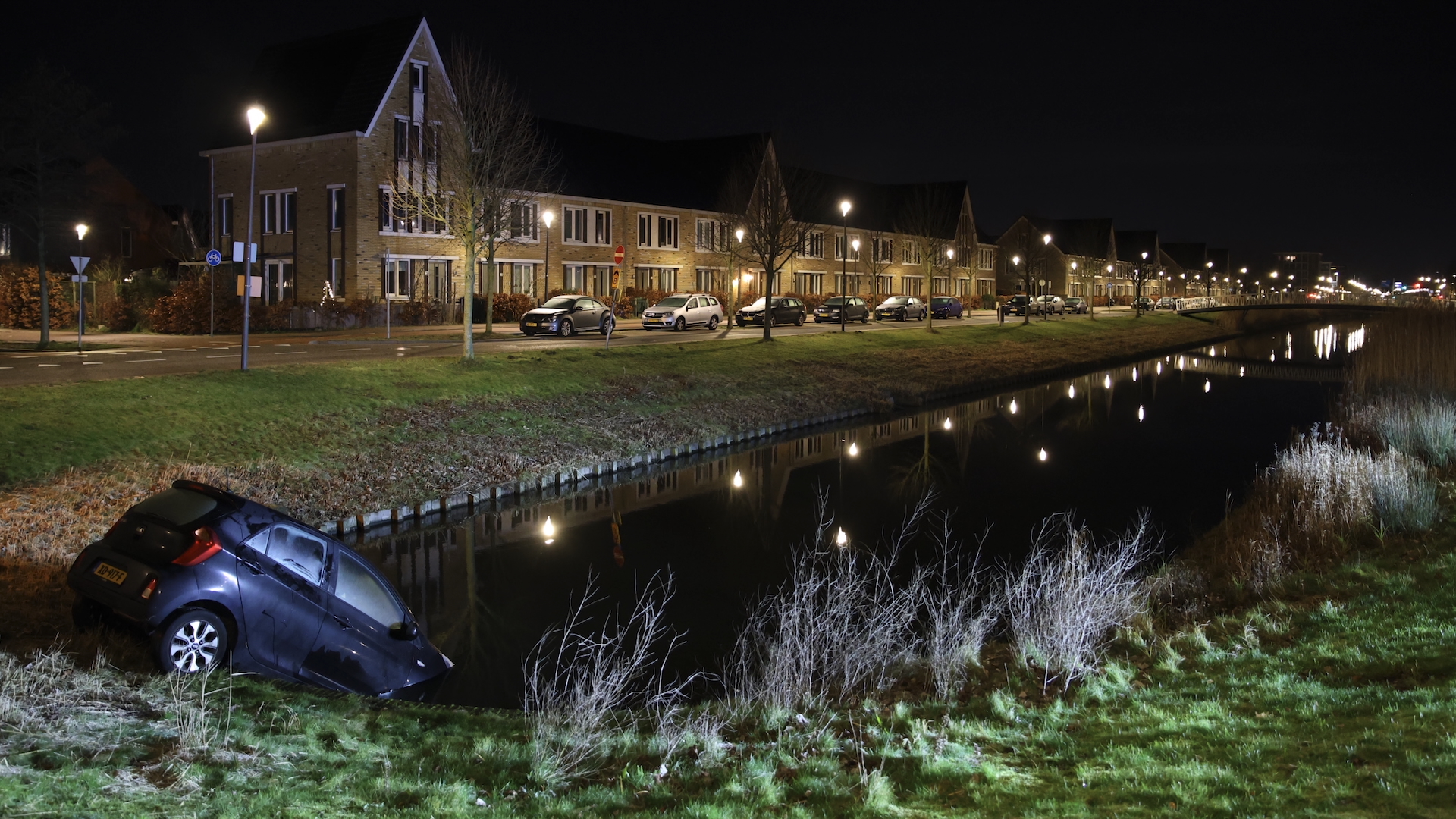 Automobilist vergeet bocht te nemen en rijdt water in aan Terras van Sion