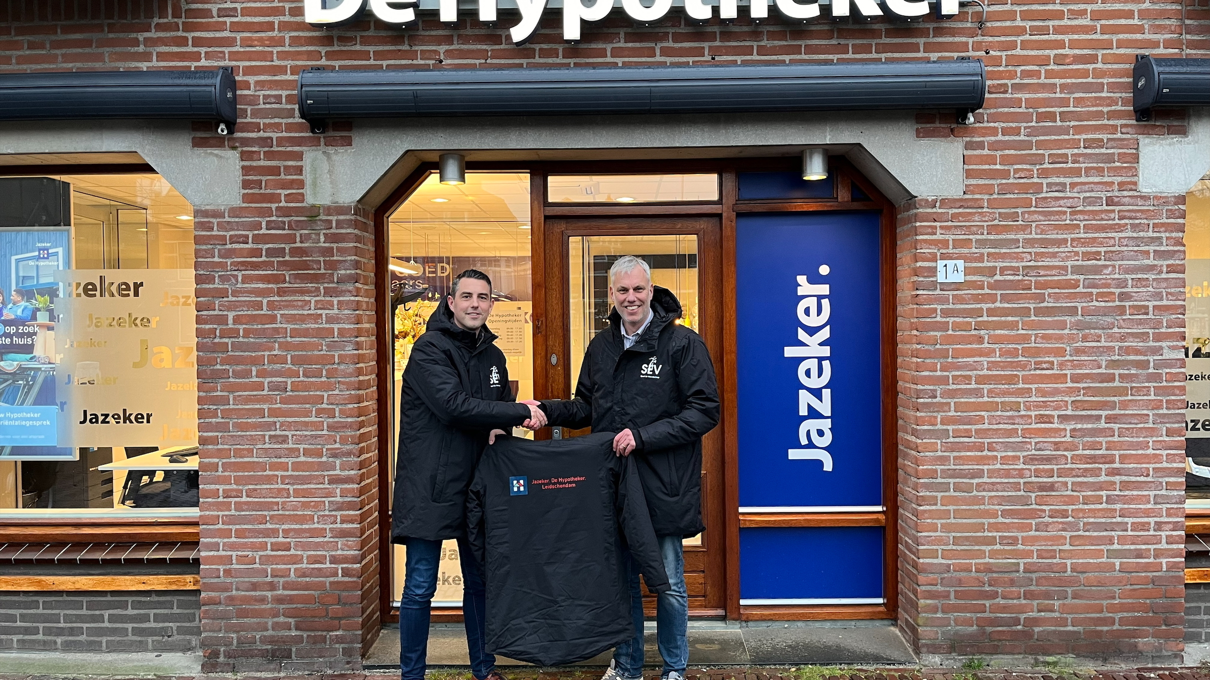 De Hypotheker Leidschendam steunt SEV met nieuwe coachjassen voor jeugdtrainers