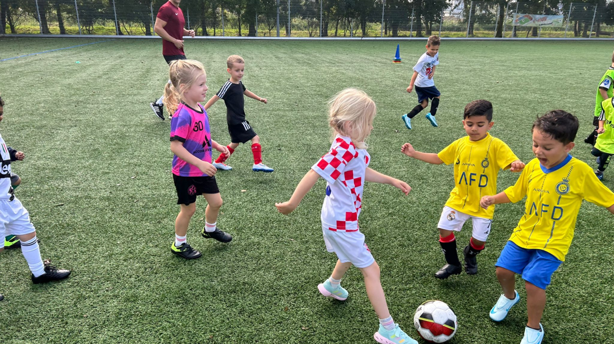 Peuters nemen goede voornemens serieus: tijd om te voetballen bij SEV