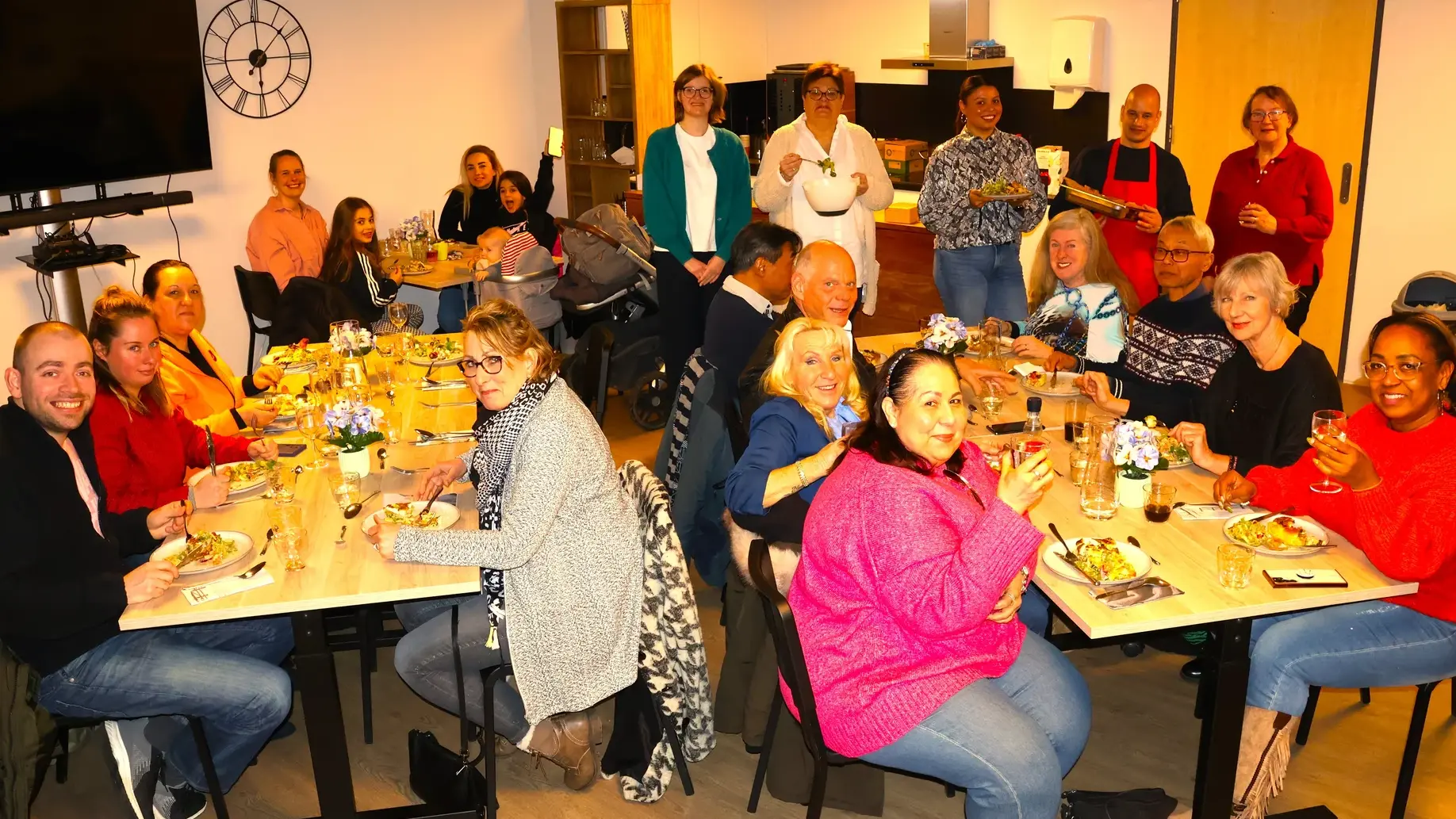 Samen aan tafel bij het Buurtdiner in Berkenhof