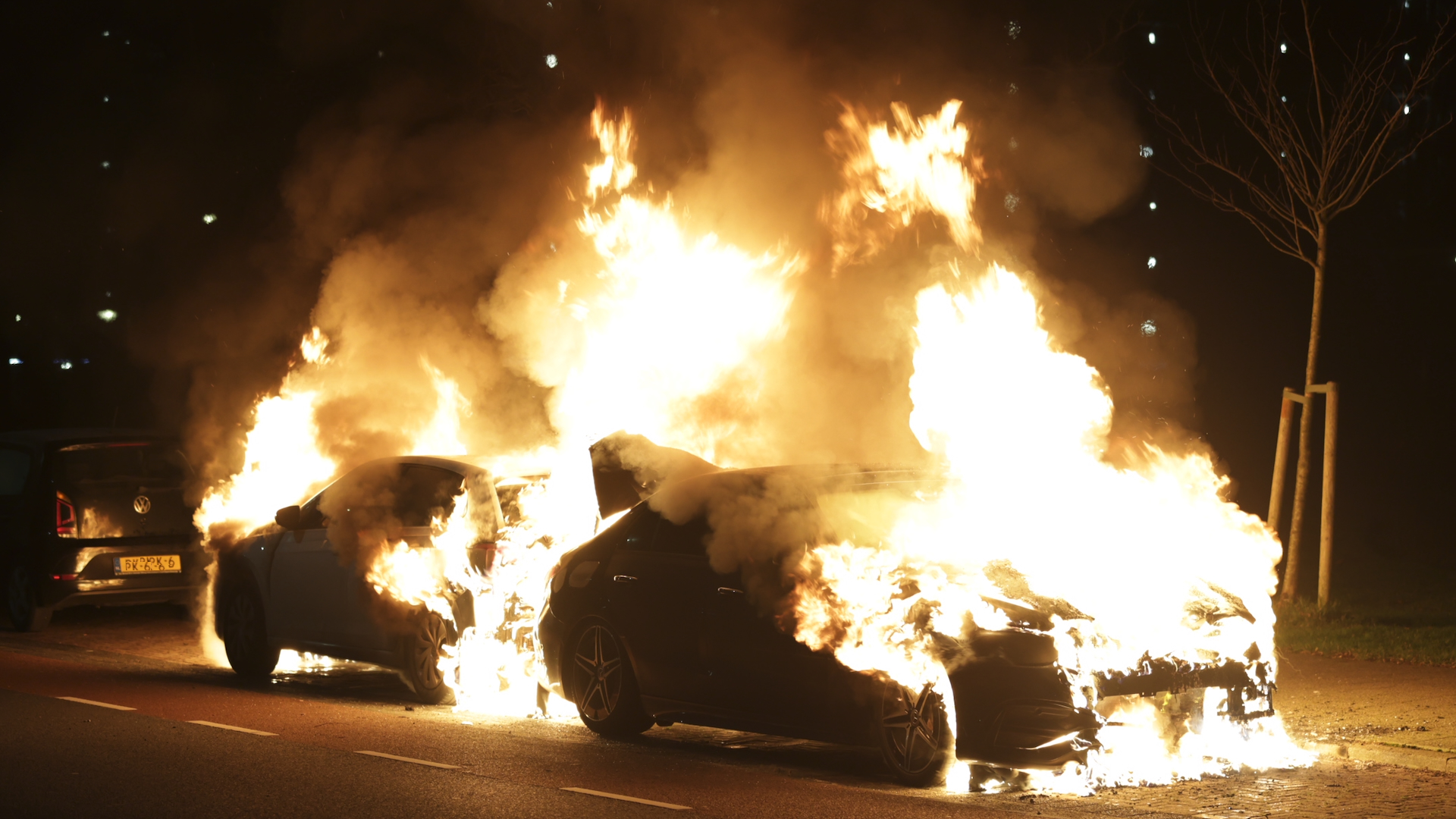 Twee auto’s in brand na harde knal aan van Mooklaan Rijswijk