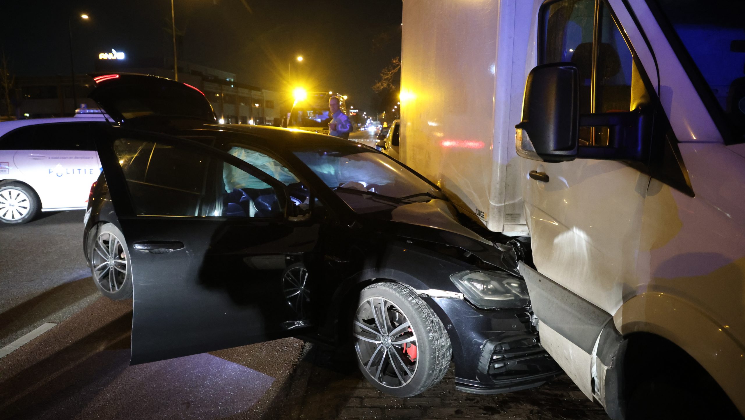 Auto botst tegen geparkeerde bakwagen kruising Treubstraat