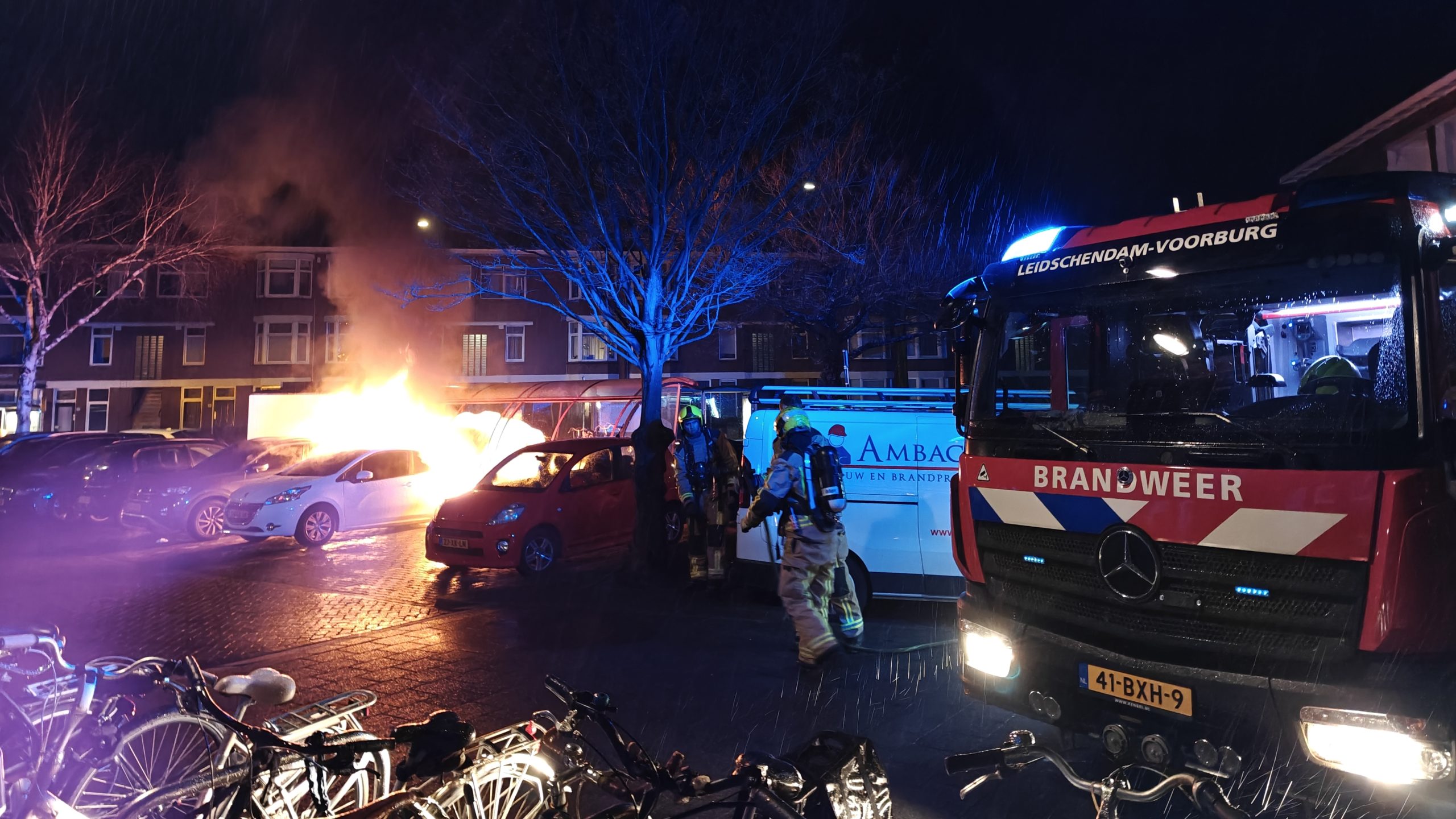 Twee branden in Voorburg: Auto en boedelbak in vlammen op