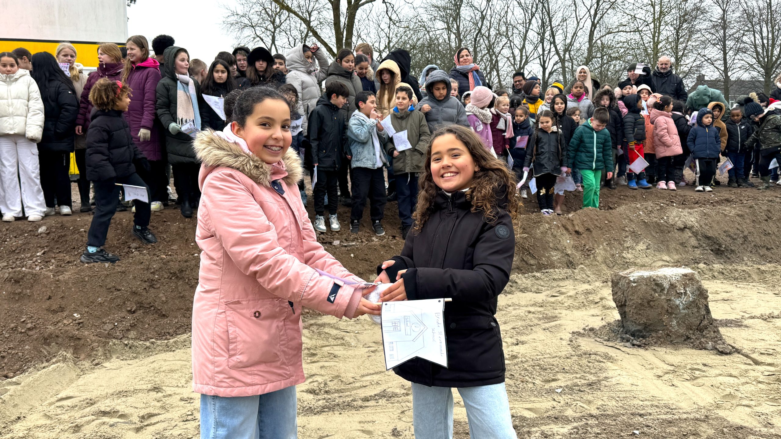 [VIDEO] Feestelijke start bouw nieuwe Steenvoordeschool: ‘De beste school ter wereld’