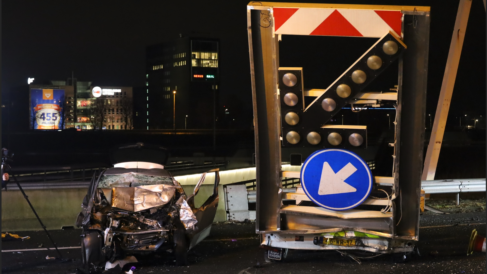 Bestuurder botst op pijlwagen en overlijdt op A4 bij Rijswijk