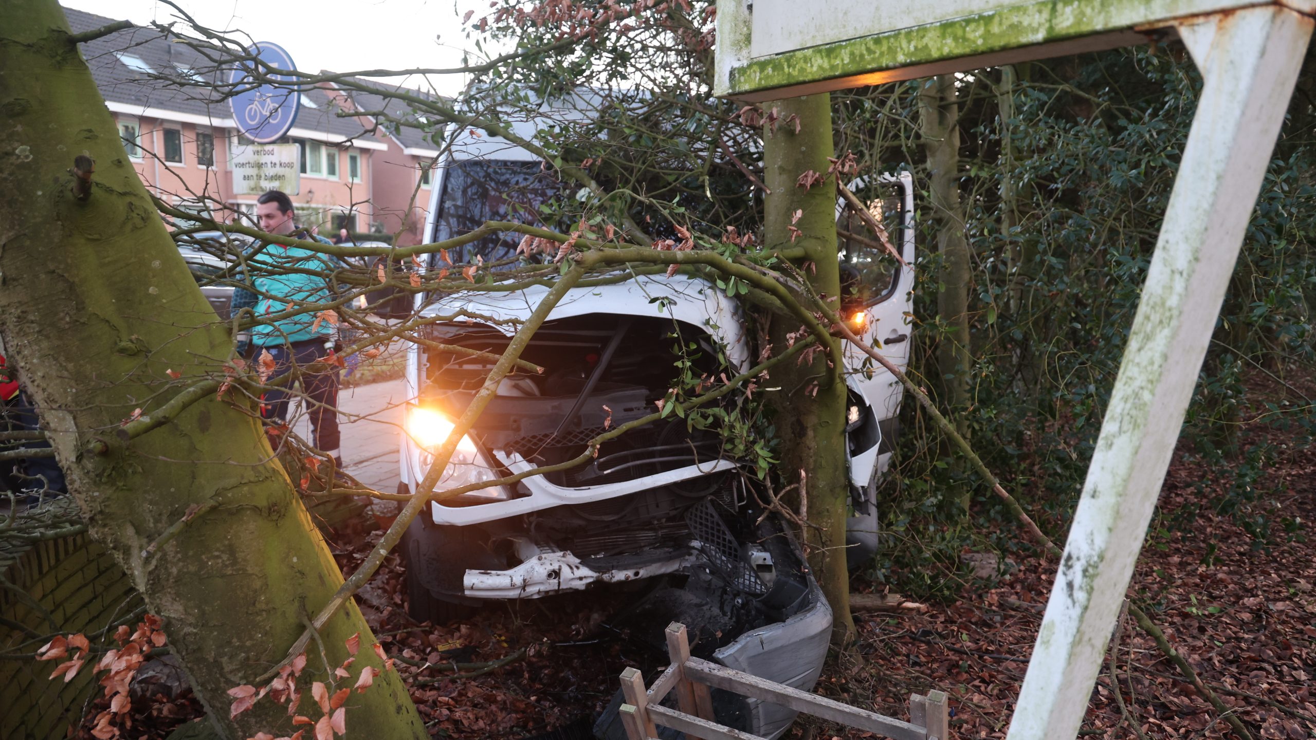 Busje knalt tegen muur Veursestraatweg