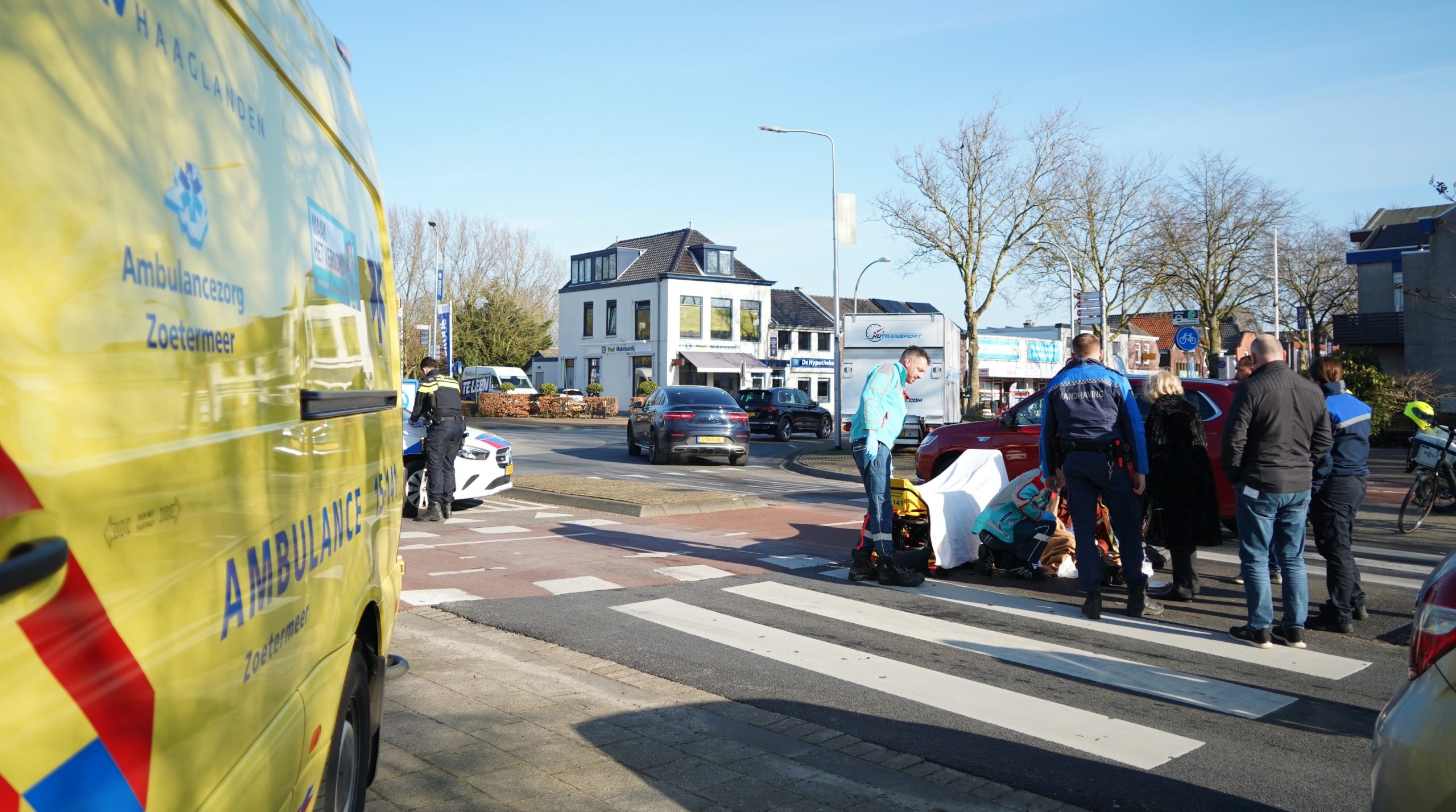 Fietsster gewond na botsing met afstaande auto rotonde Europalaan