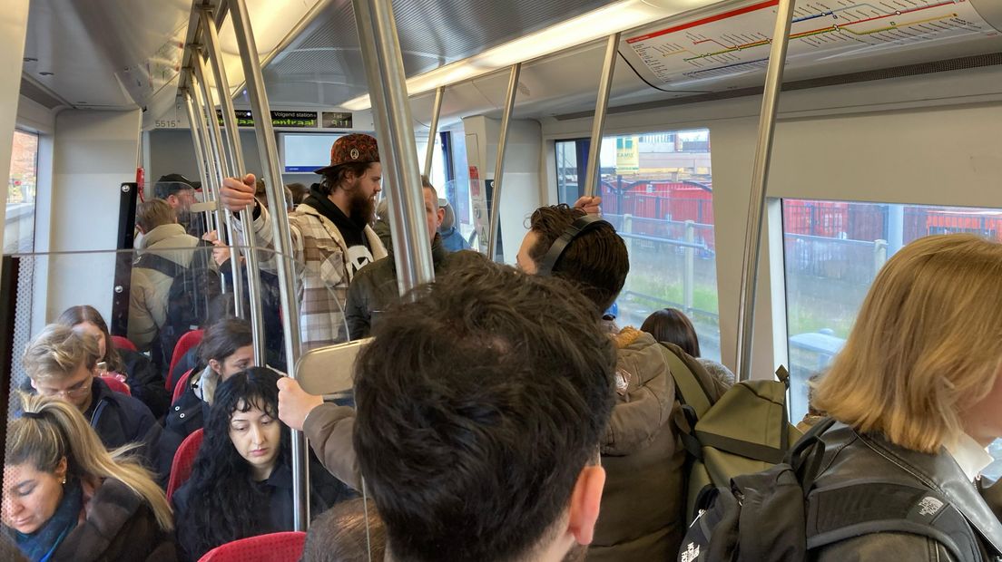 Bomvolle metro’s door spoorwerkzaamheden tussen Rotterdam en Den Haag