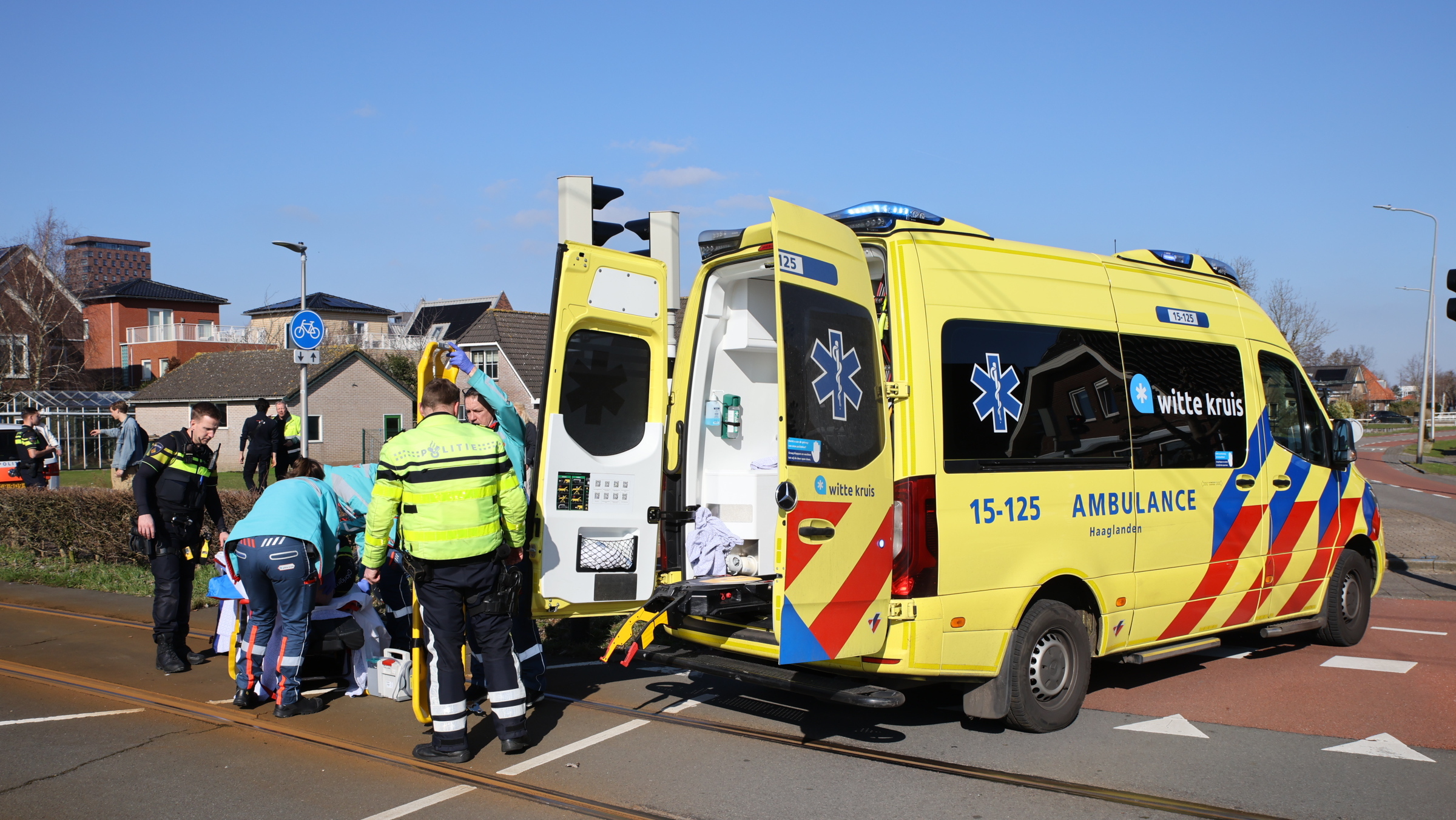 Traumahelikopter opgeroepen na botsing tussen wielrenner en tram op Laan van Nootdorp