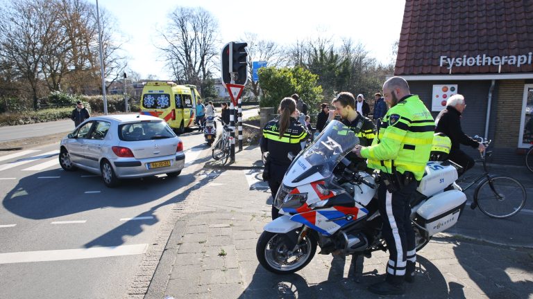 Scooterrijdster gewond na aanrijding met auto op Prins Bernhardlaan
