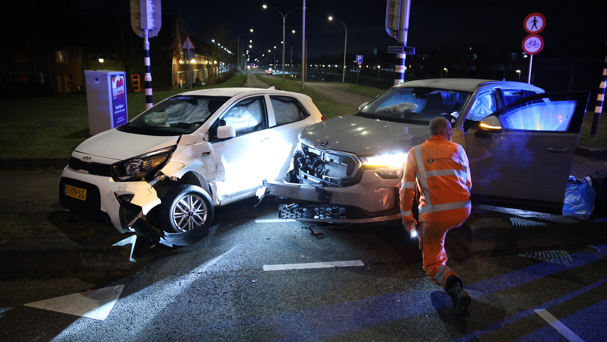 Veel schade na botsing twee auto’s kruispunt Braslaan in Nootdorp