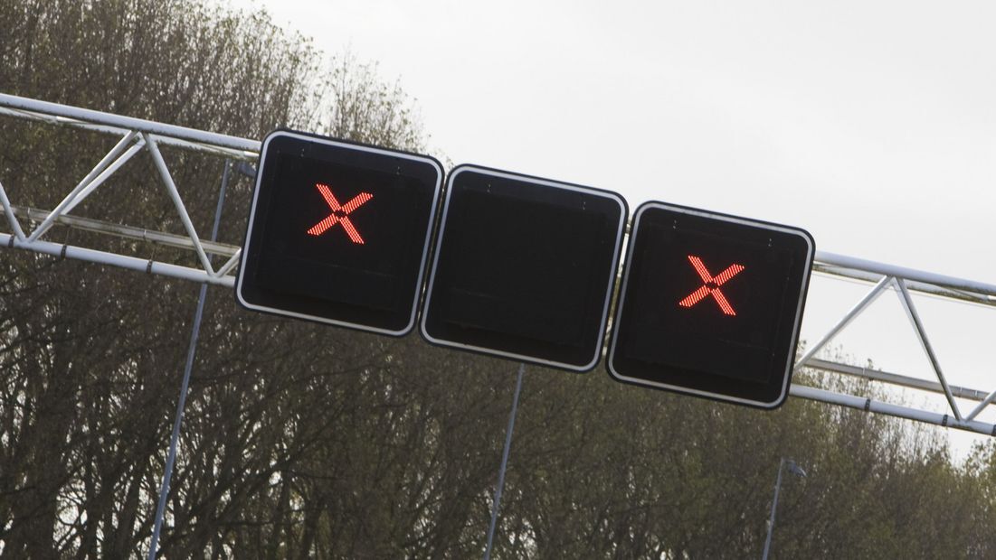 Ruim 70 bestuurders kunnen boete verwachten na negeren rood kruis op A4 bij Rijswijk