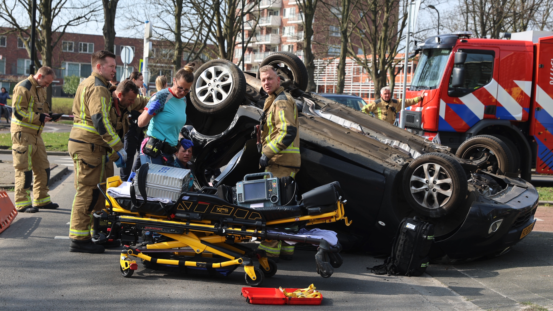 [VIDEO] Auto ondersteboven op de weg na heftig ongeval Schaapweg